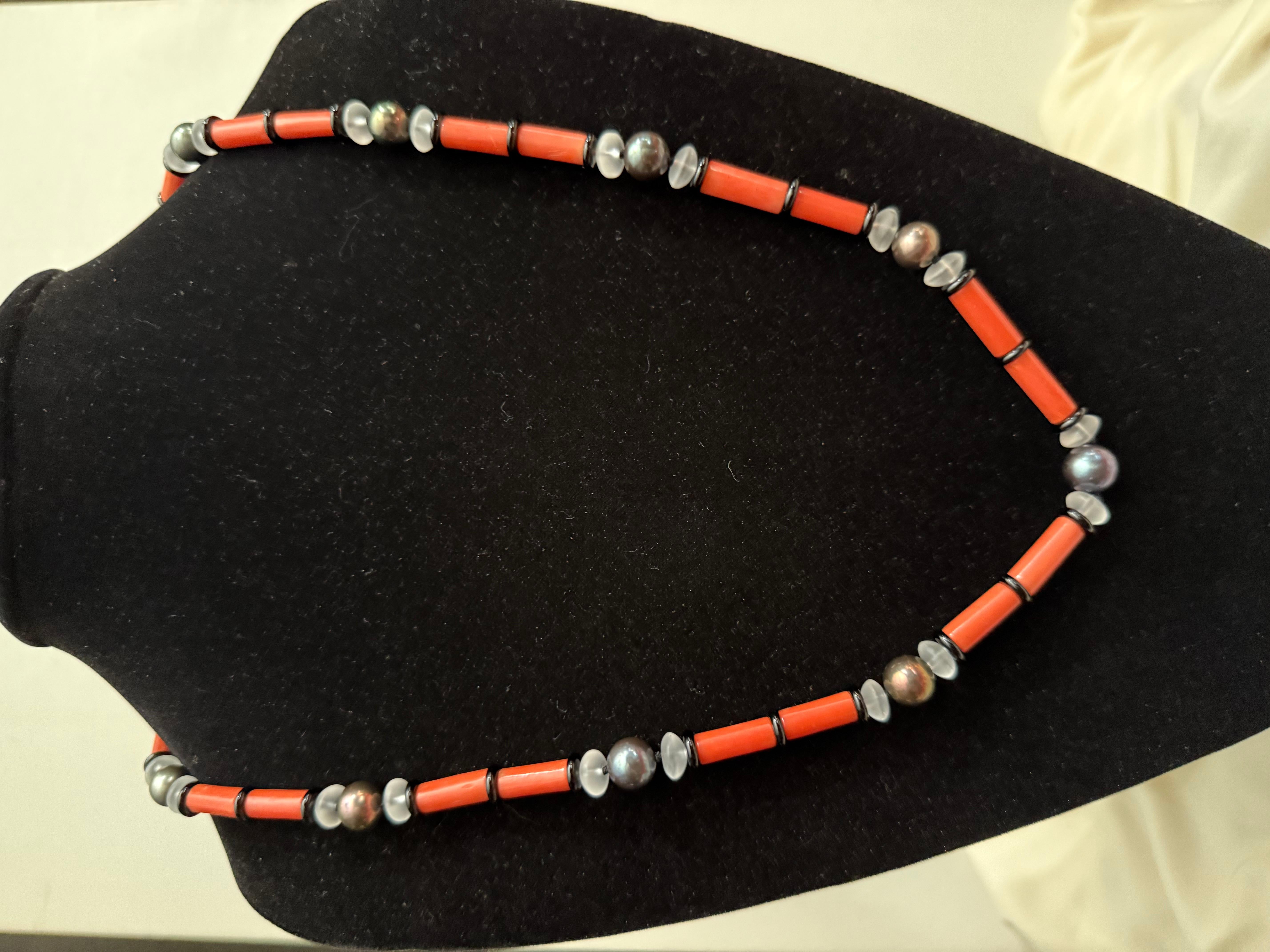 Art Déco Corallo naturale arancione rossastro molto chic, perla di Tahiti, cristallo e onice nera in vendita