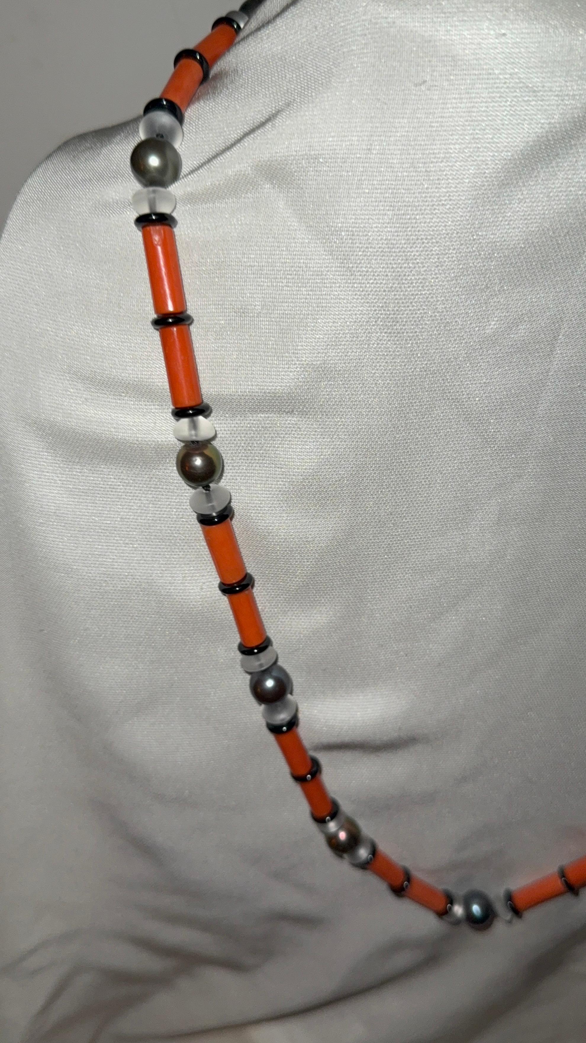 Corallo naturale arancione rossastro molto chic, perla di Tahiti, cristallo e onice nera in vendita 1