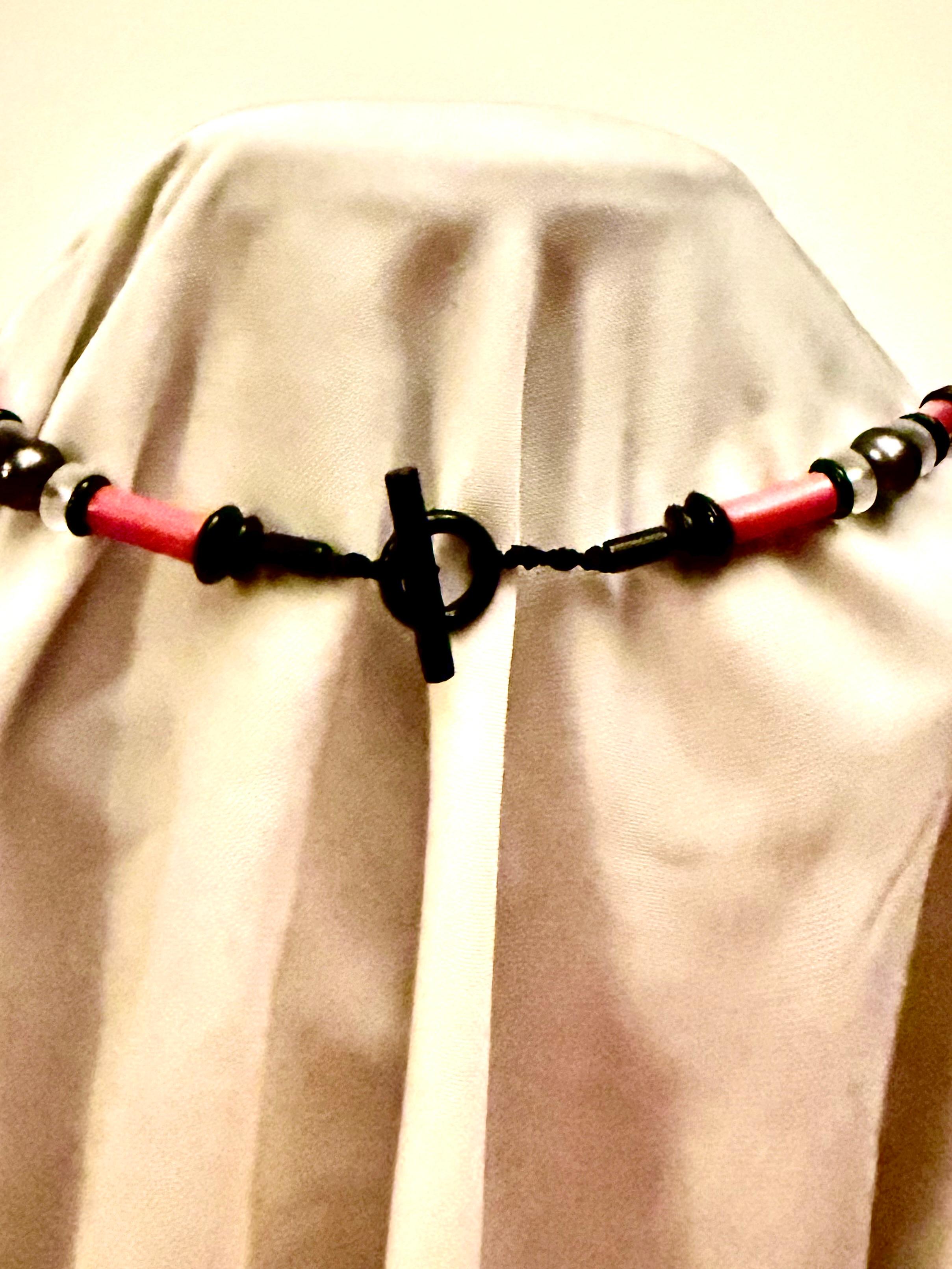 Corallo naturale arancione rossastro molto chic, perla di Tahiti, cristallo e onice nera in vendita 2