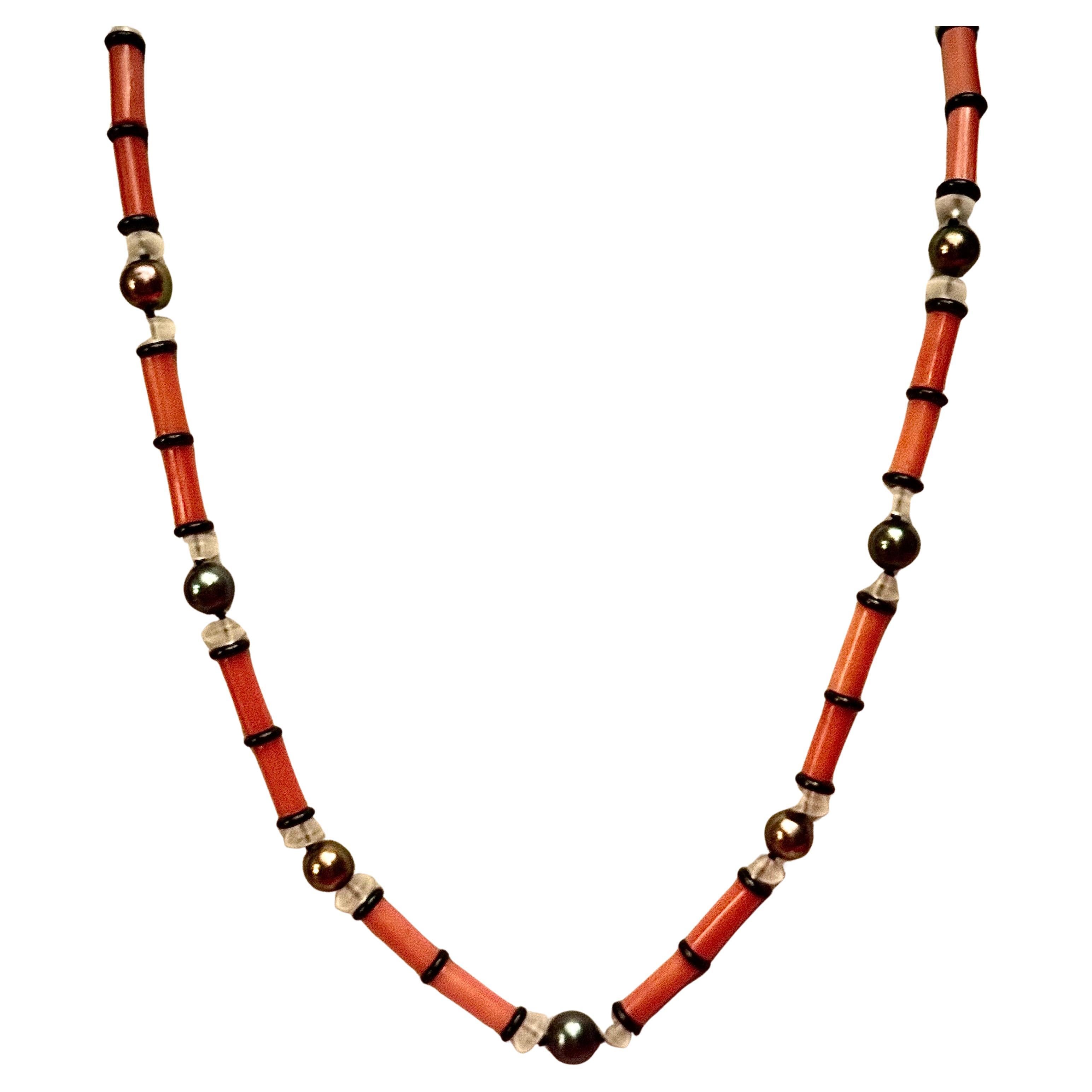 Si tratta di un pezzo squisitamente semplice ma innatamente chic e lussuoso. Lussuoso grazie ai materiali belli e rari. La combinazione di perle di Tahiti, lucenti e scintillanti, è insolita ma in questo caso molto riuscita. 

Le rondelle