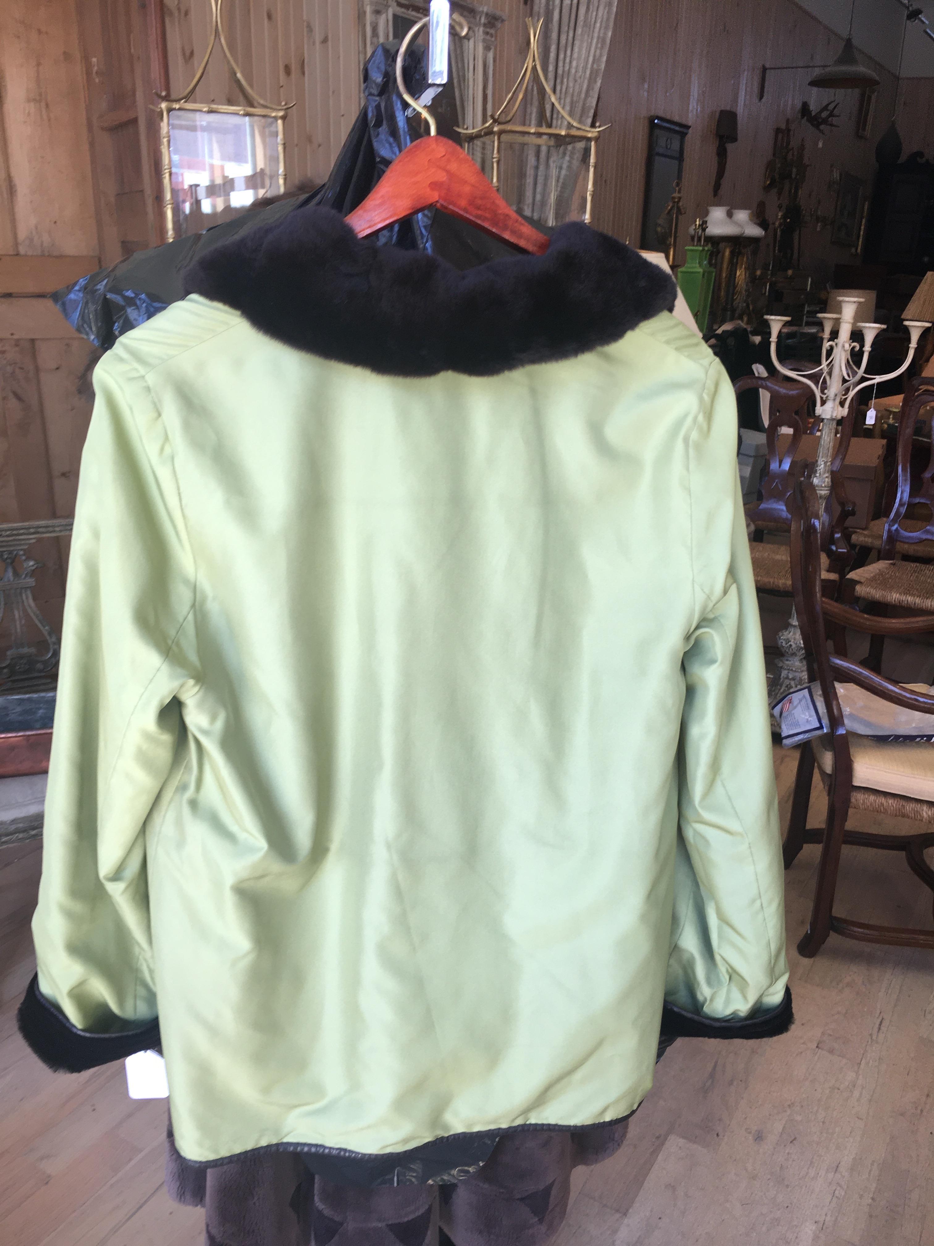 Wendbarer Mantel aus grünem Nylon, schwarzem Leder und geschorenem Kaninchenleder im Zustand „Gut“ im Angebot in Buchanan, MI
