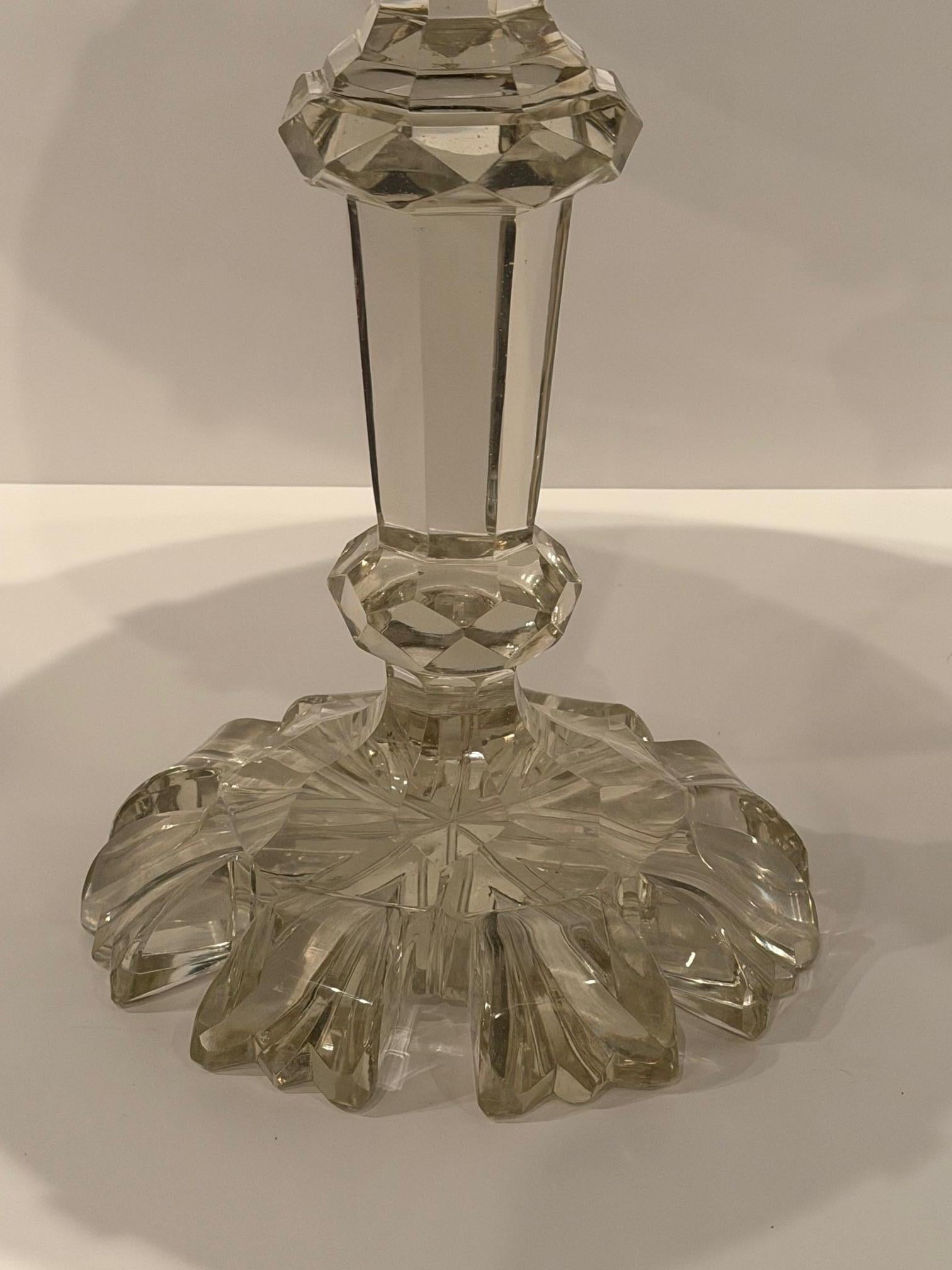 Very Chic Round Cut Crystal Base Side Table In condizioni buone in vendita a Hopewell, NJ