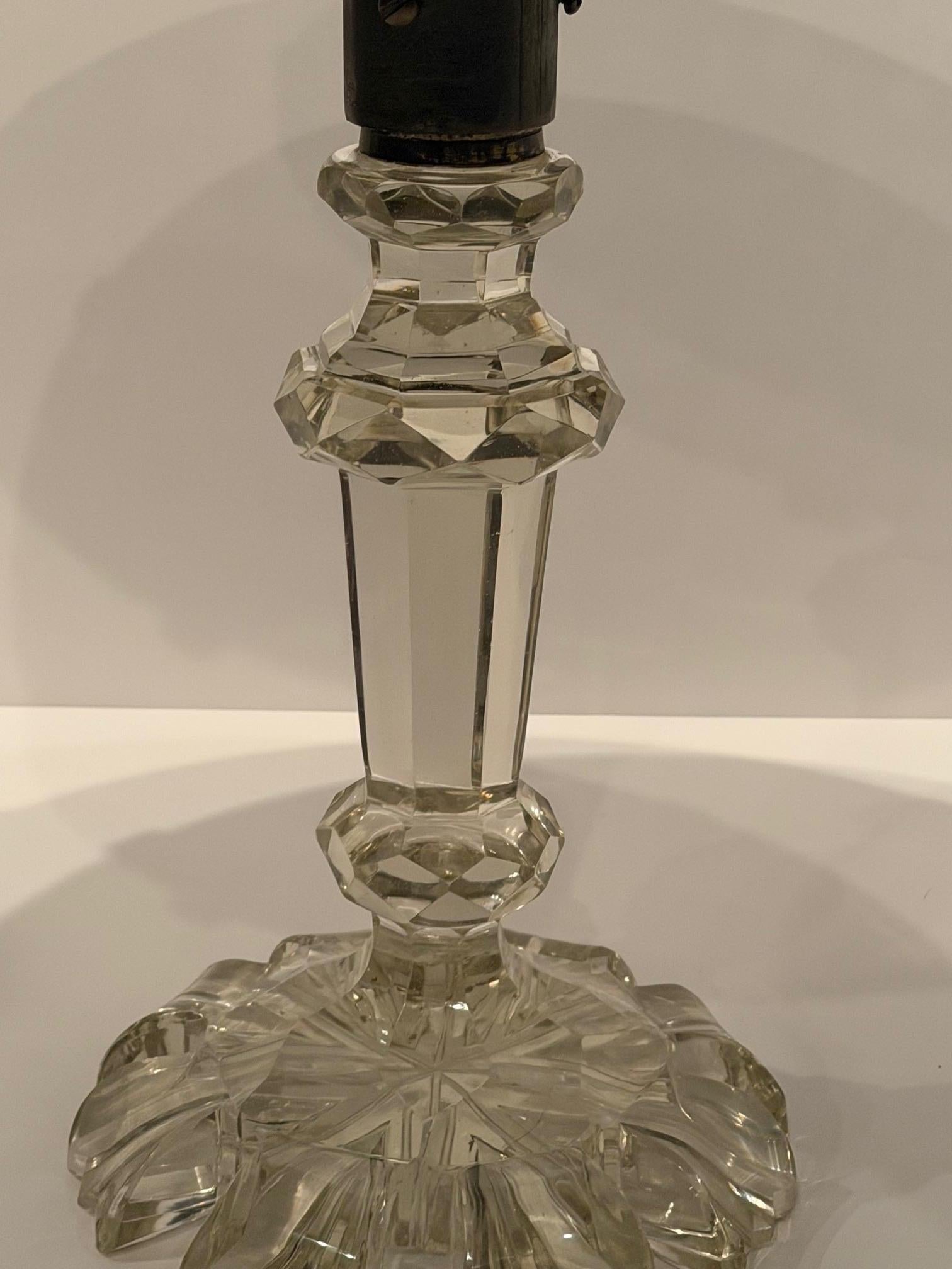 Metà XX secolo Very Chic Round Cut Crystal Base Side Table in vendita