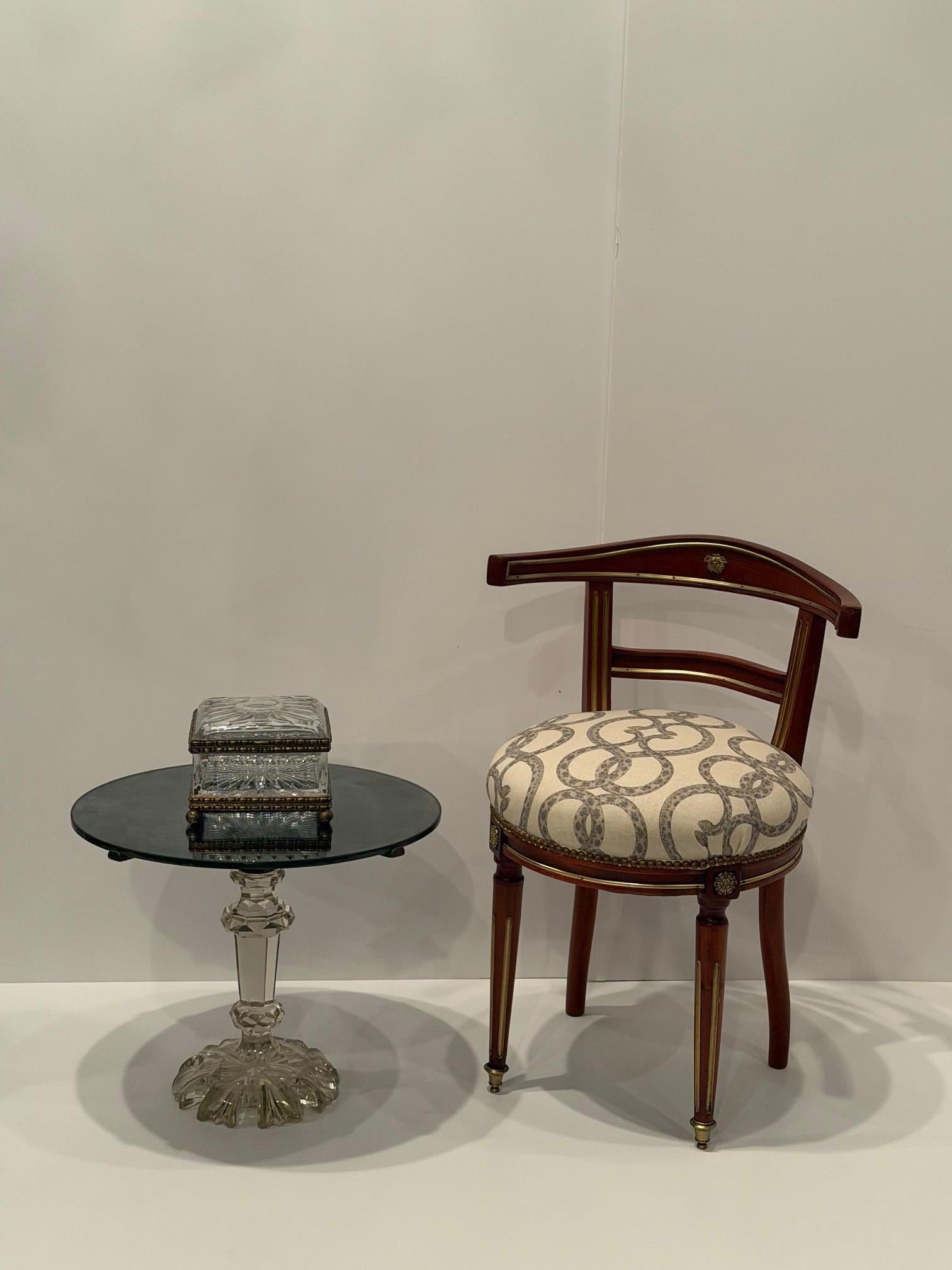 Very Chic Round Cut Crystal Base Side Table in vendita 1