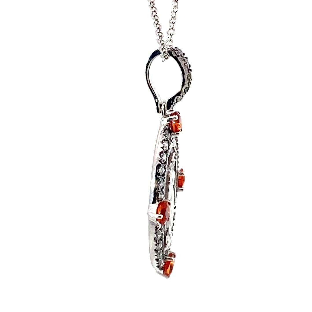 Pendentif Madone très chic de haute qualité fabriqué en Italie (Goldschmiede Manufaktur Valenza), en or blanc 750, forme ovale et œillet de pendentif avec quatre saphirs orange brillant, total env. 0,66 ct et des diamants gris taille brillant, total