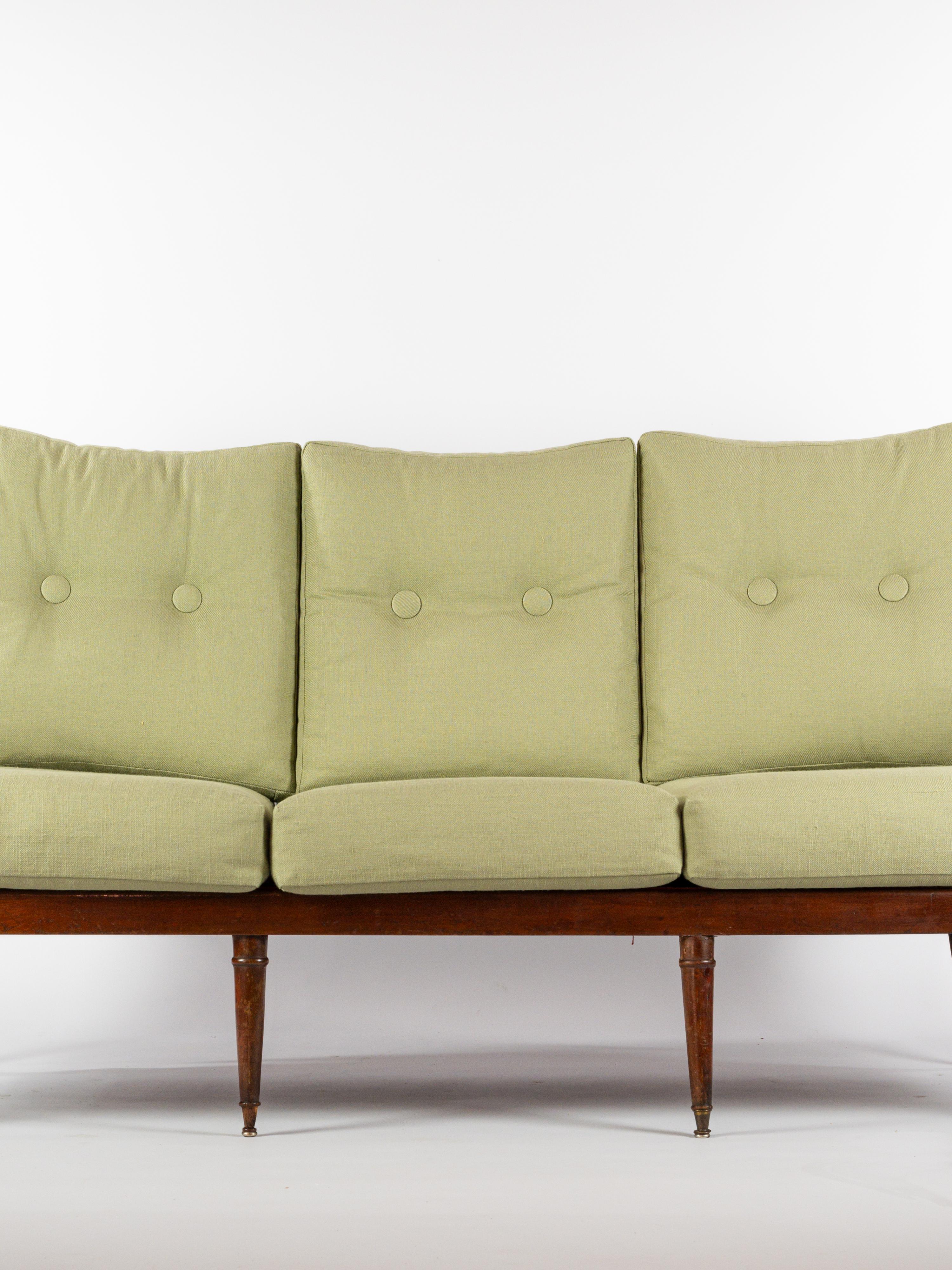 Mid-Century Modern Sofa très chic en hêtre teinté attribué à Paolo Buffa en vente