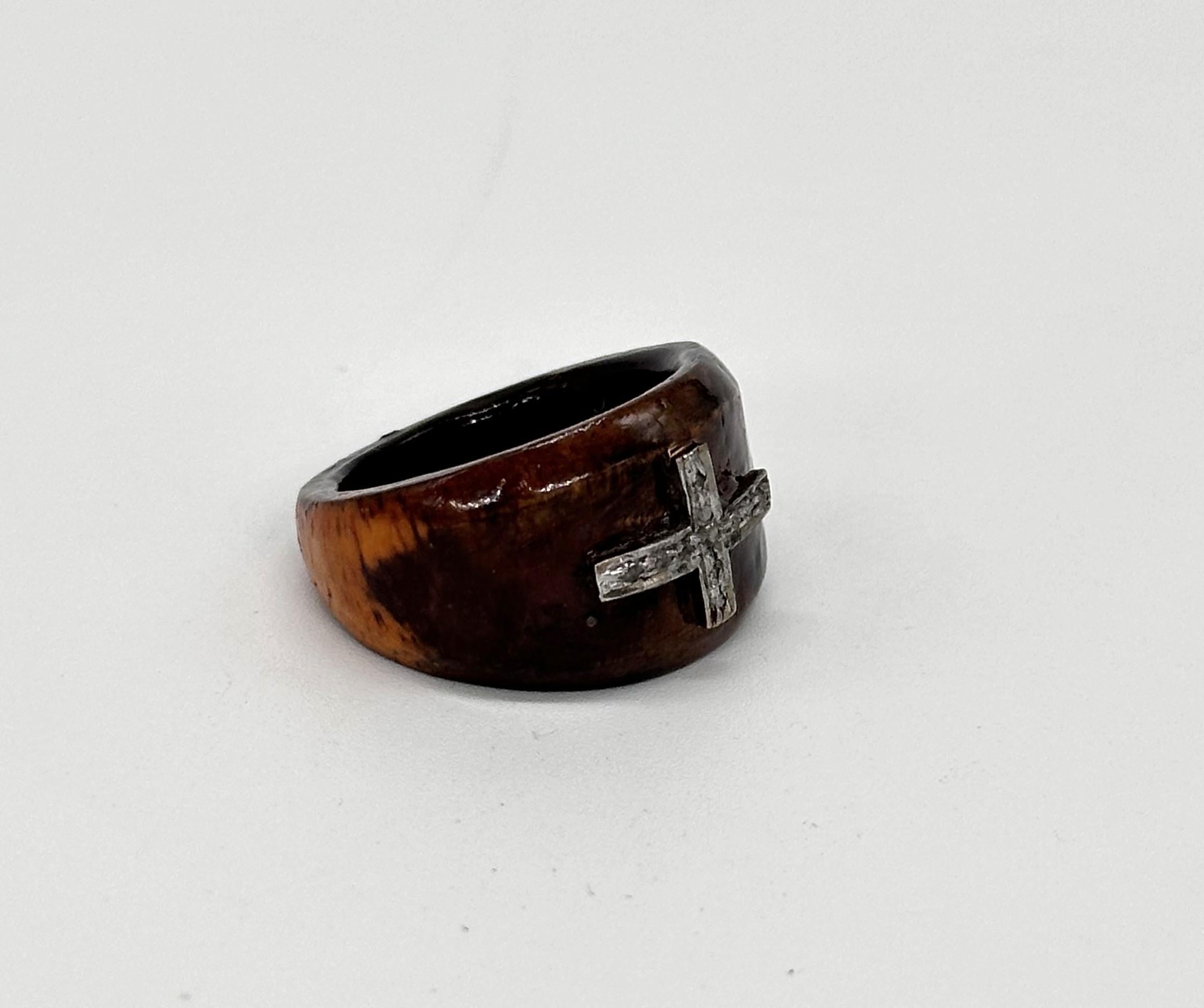 Women's or Men's Very Classy Natural diamonds triangle 925 sterling silver wooden ring For Sale