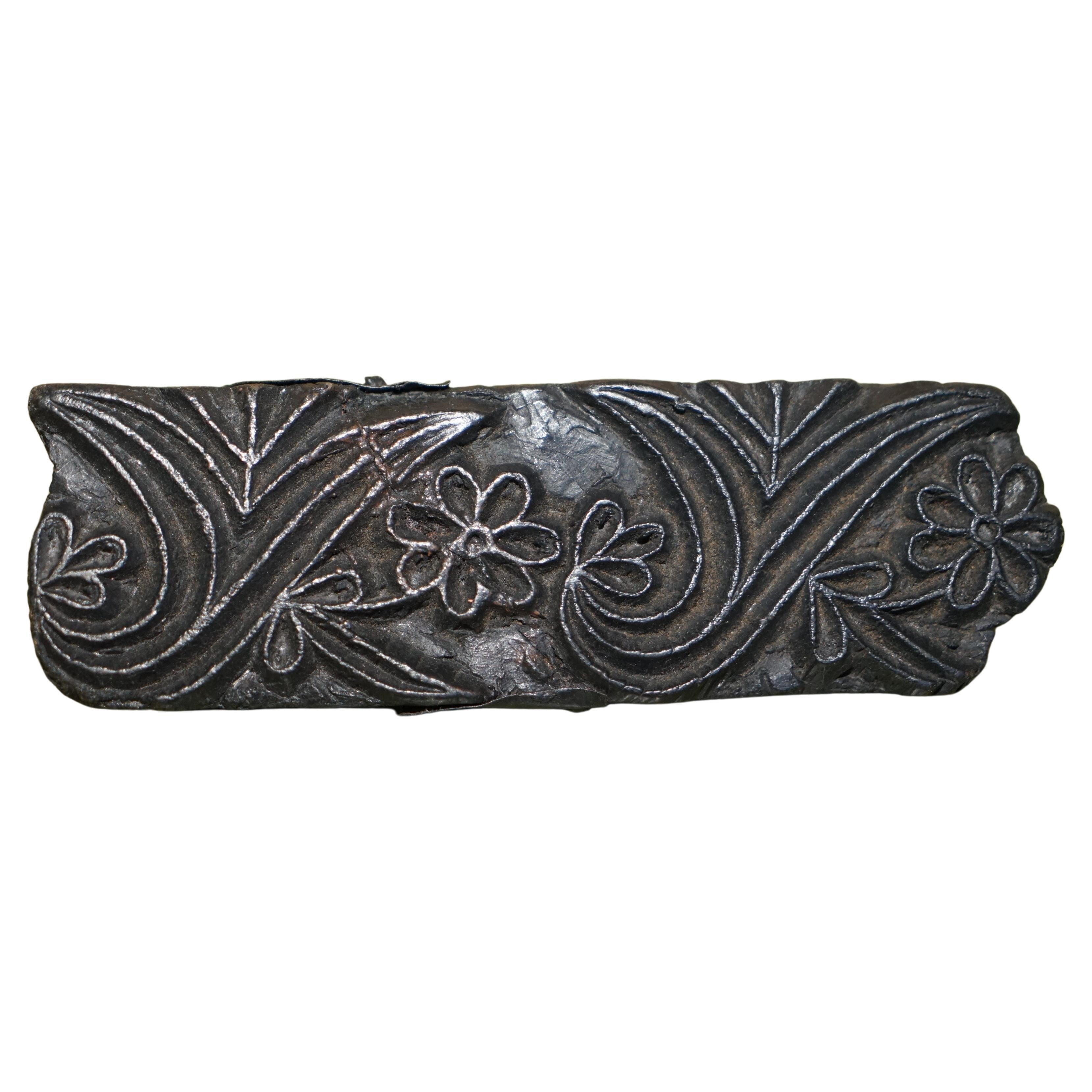VERY COLLECTABLE ANTIQUE HAND CARVED SWiRLY BOARDER PRINTING BLOCK FOR WALLPAPER For Sale
