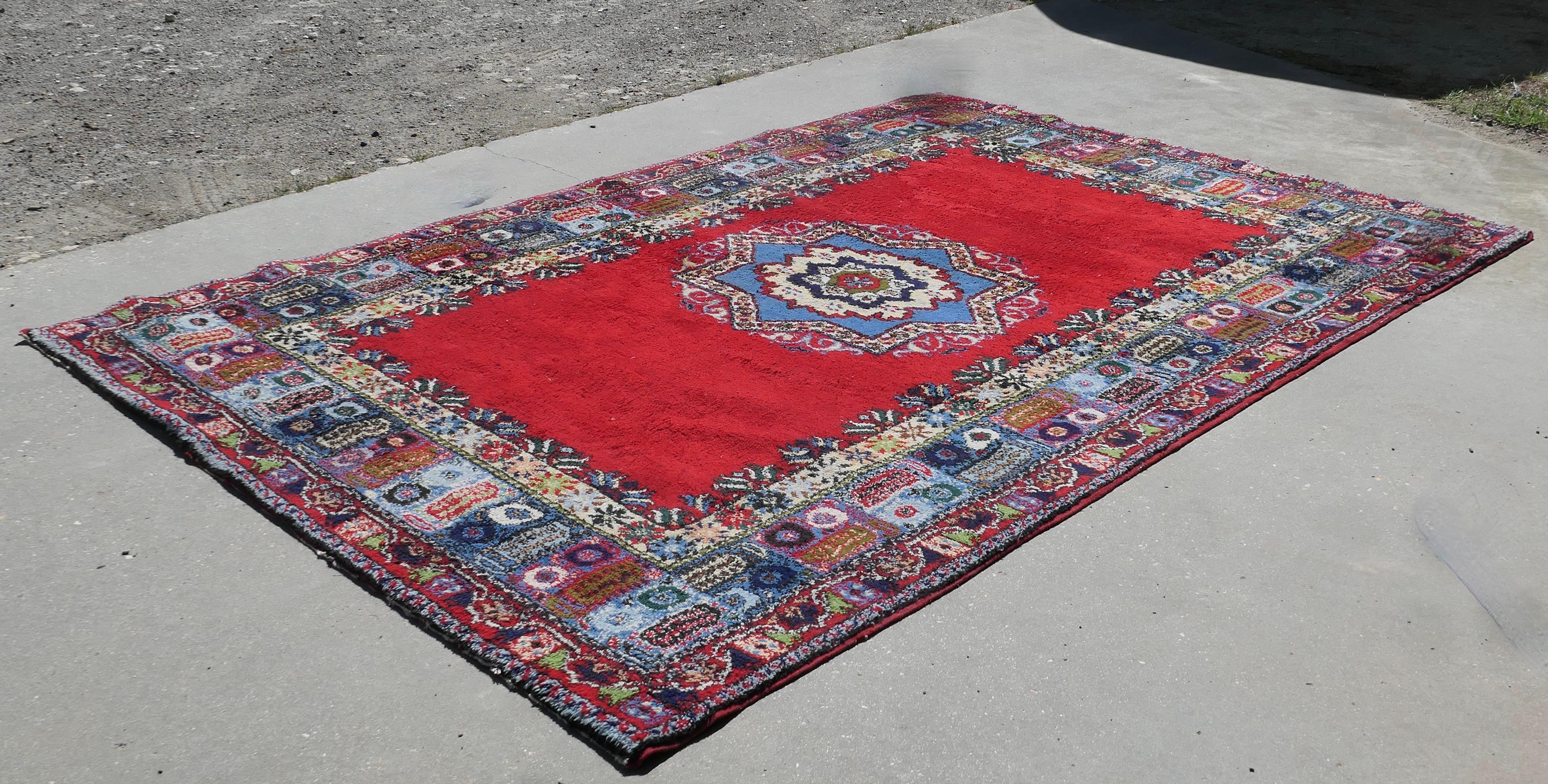 Artisanat Tapis traditionnel très coloré    Une pièce superbe, très épaisse en vente