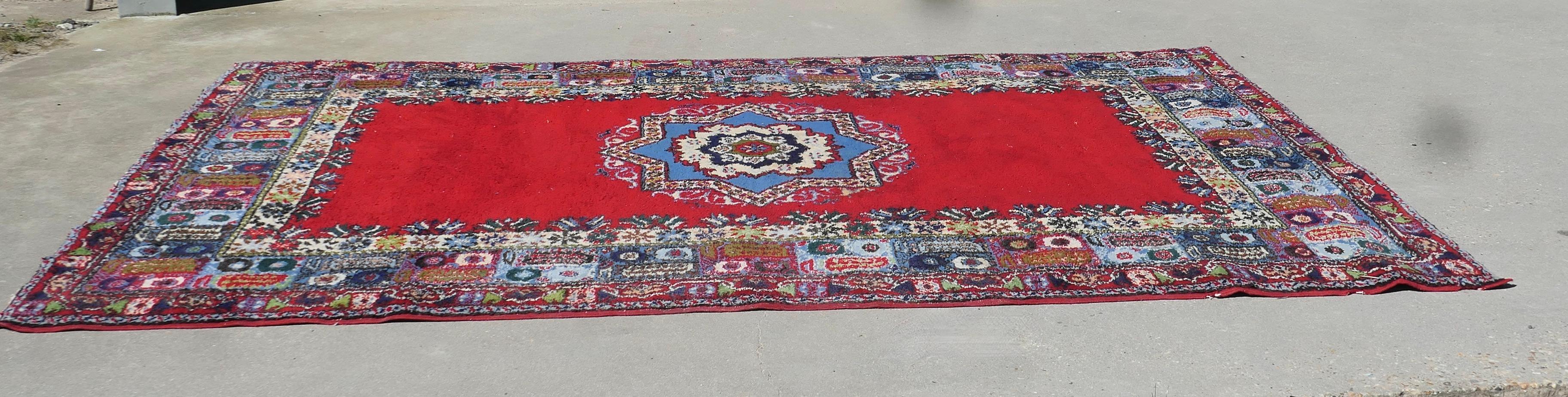 Tapis traditionnel très coloré    Une pièce superbe, très épaisse Bon état - En vente à Godshill, Isle of Wight
