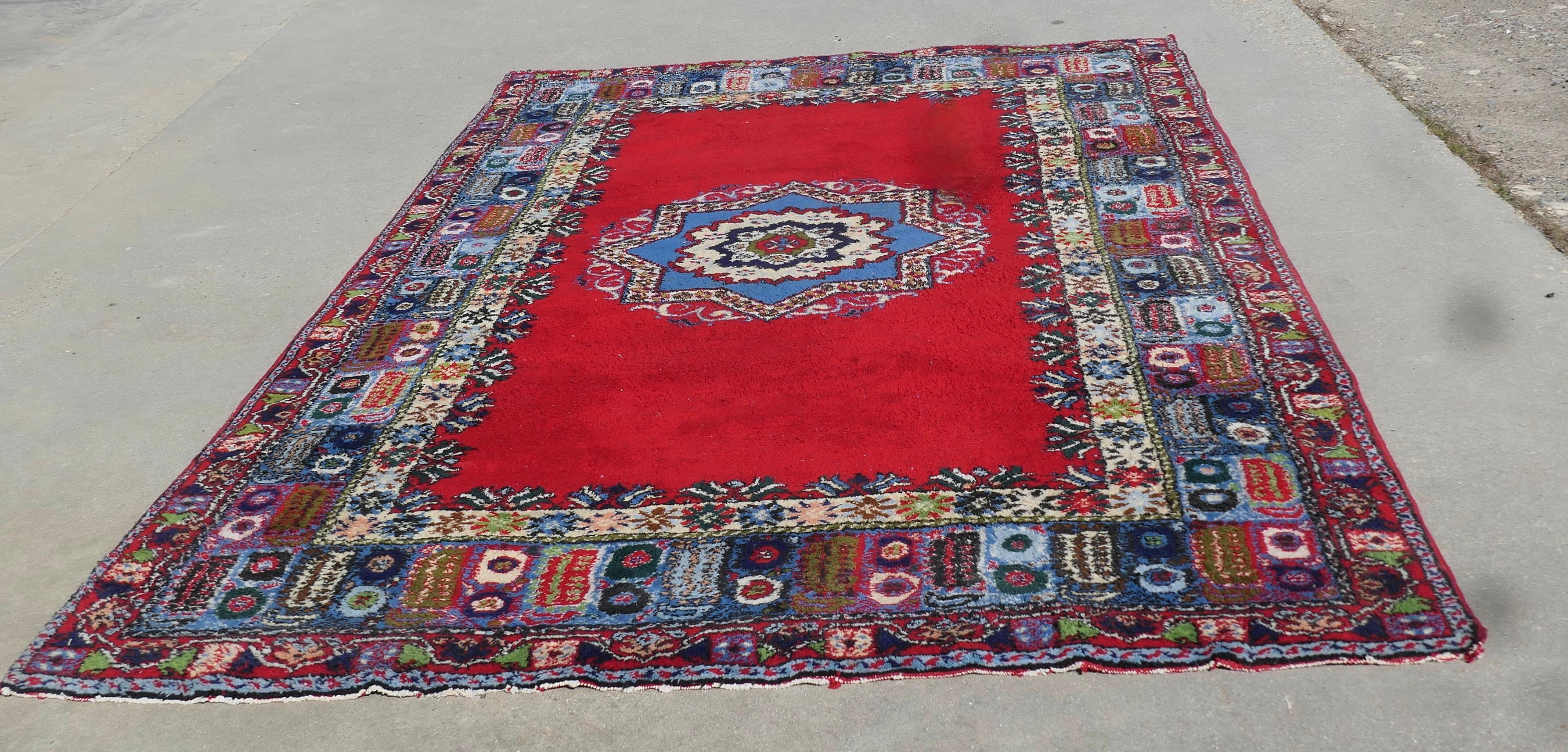 Milieu du XXe siècle Tapis traditionnel très coloré    Une pièce superbe, très épaisse en vente