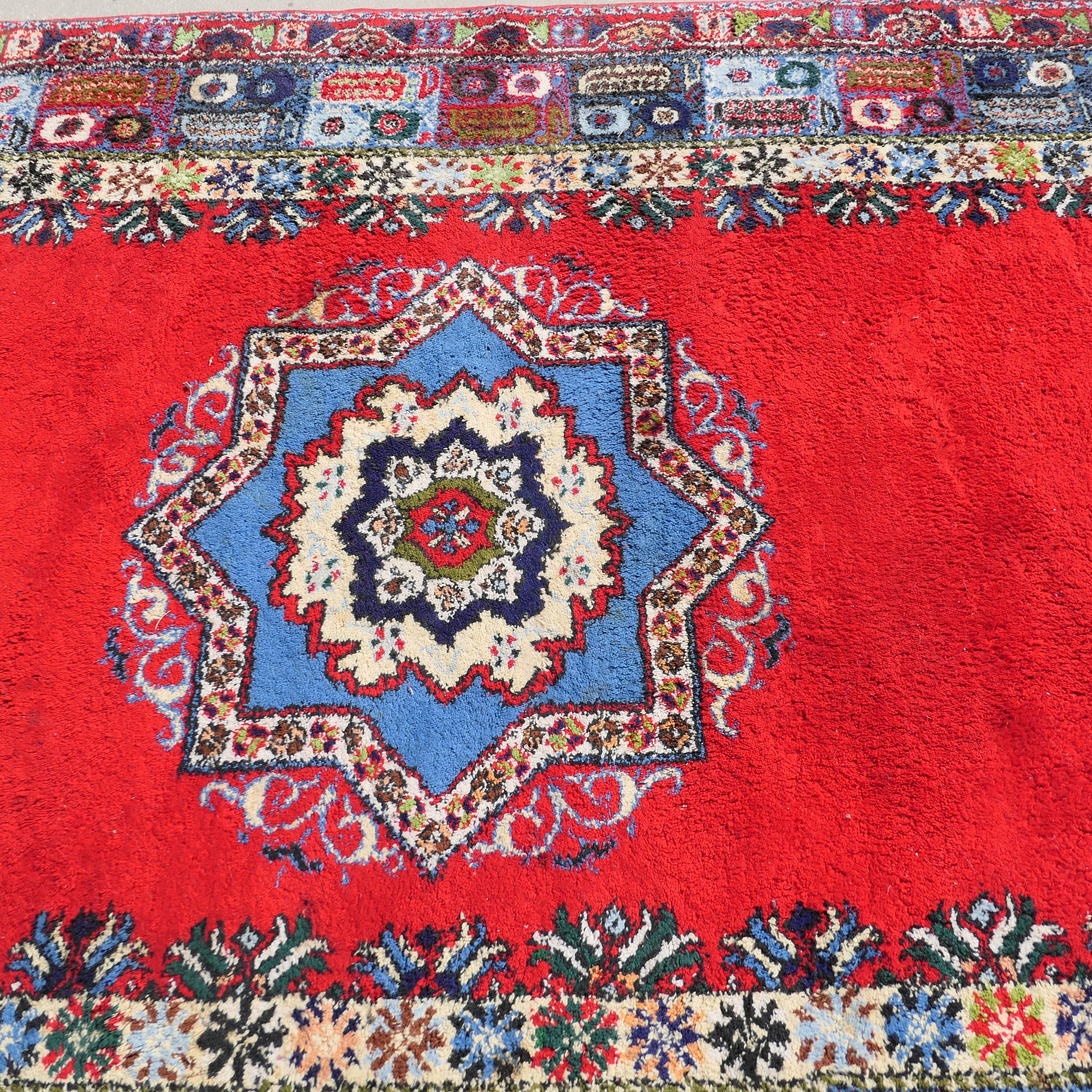 Tapis traditionnel très coloré    Une pièce superbe, très épaisse en vente 1