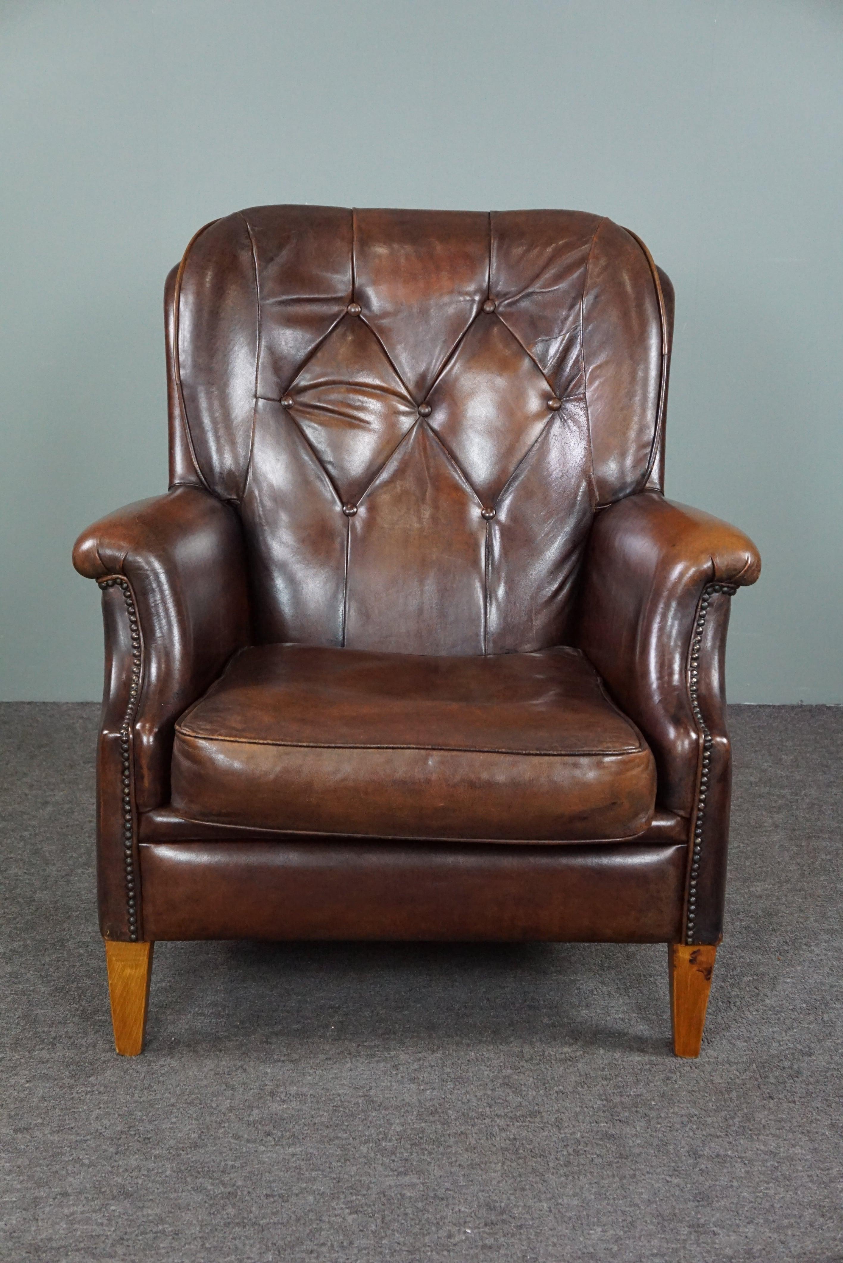 Offered is this very beautiful sheep leather armchair in a beautiful color.

This comfortable sheep leather armchair, which is in very good condition, is a real friend to everyone.
It is not a pronounced armchair, but that makes it versatile.
This