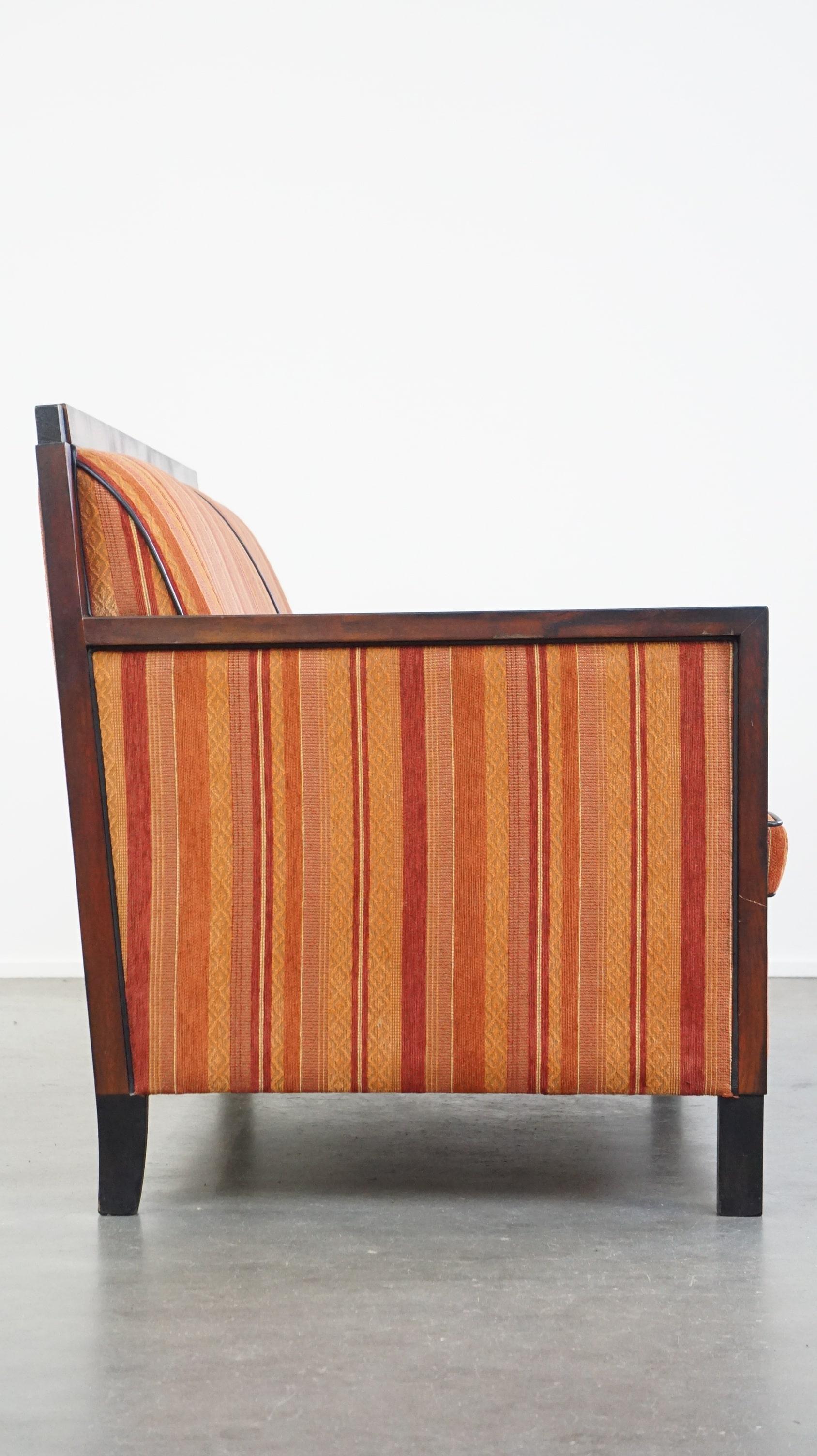Ce superbe canapé, avec ses belles couleurs et son design Art déco, est une véritable pièce d'apparat. Il s'agit d'un complément fantastique pour tout passionné. Alors, si vous aimez le mobilier Art déco, ne ratez pas votre chance ! Ce canapé a une