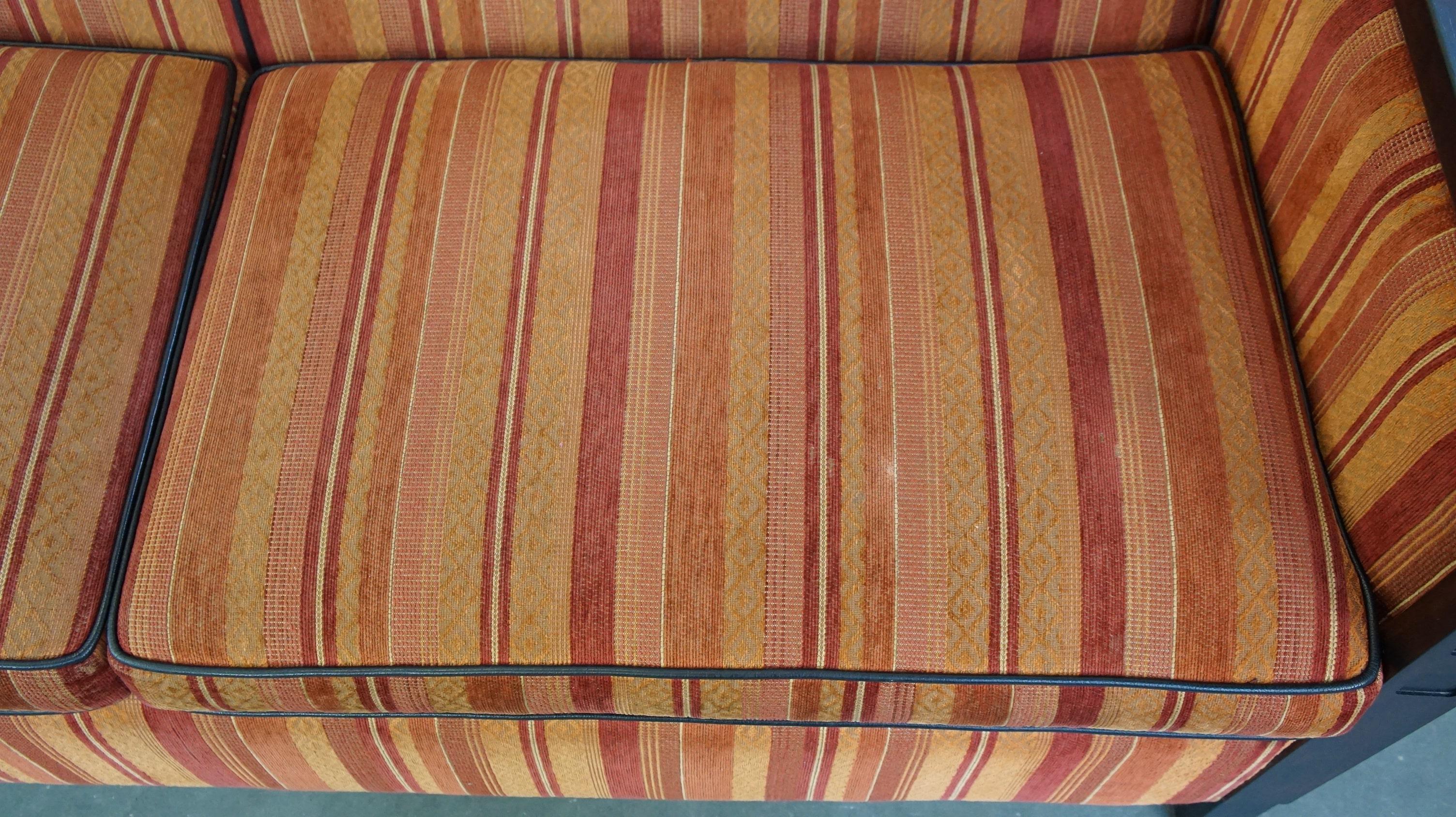 Canapé 2,5 places très confortable et élégant en tissu coloré Art Déco Bon état - En vente à Harderwijk, NL