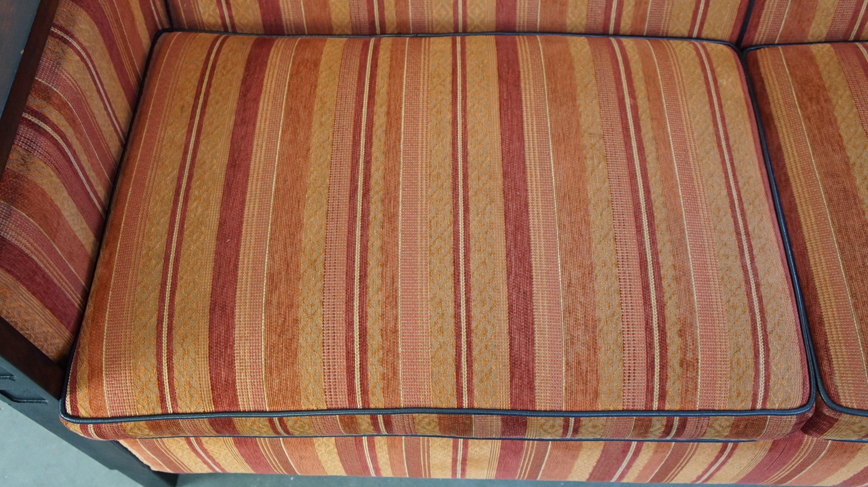 20ième siècle Canapé 2,5 places très confortable et élégant en tissu coloré Art Déco en vente
