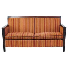 Divano in tessuto colorato a 2,5 posti dal design Art Deco, molto comodo ed elegante.