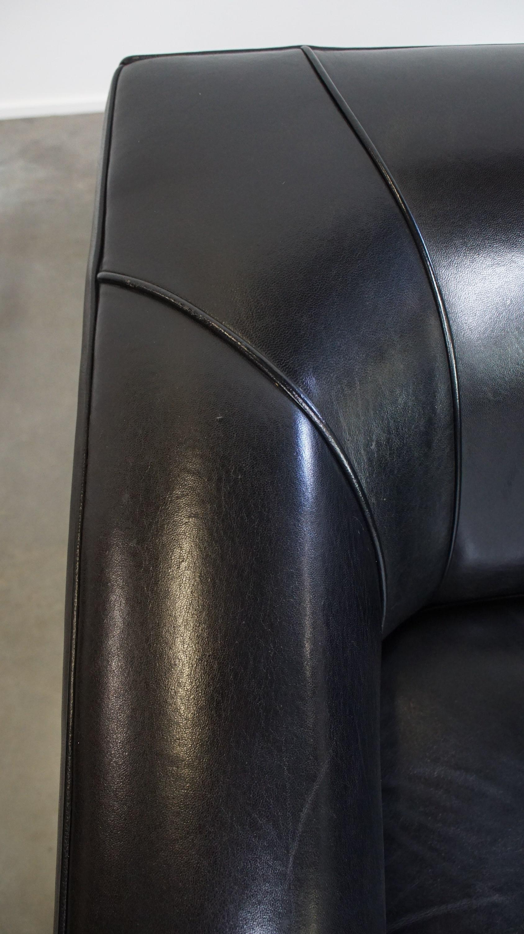 Comodissima poltrona nera dal design Art Déco, realizzata in pelle di pecora in vendita 4