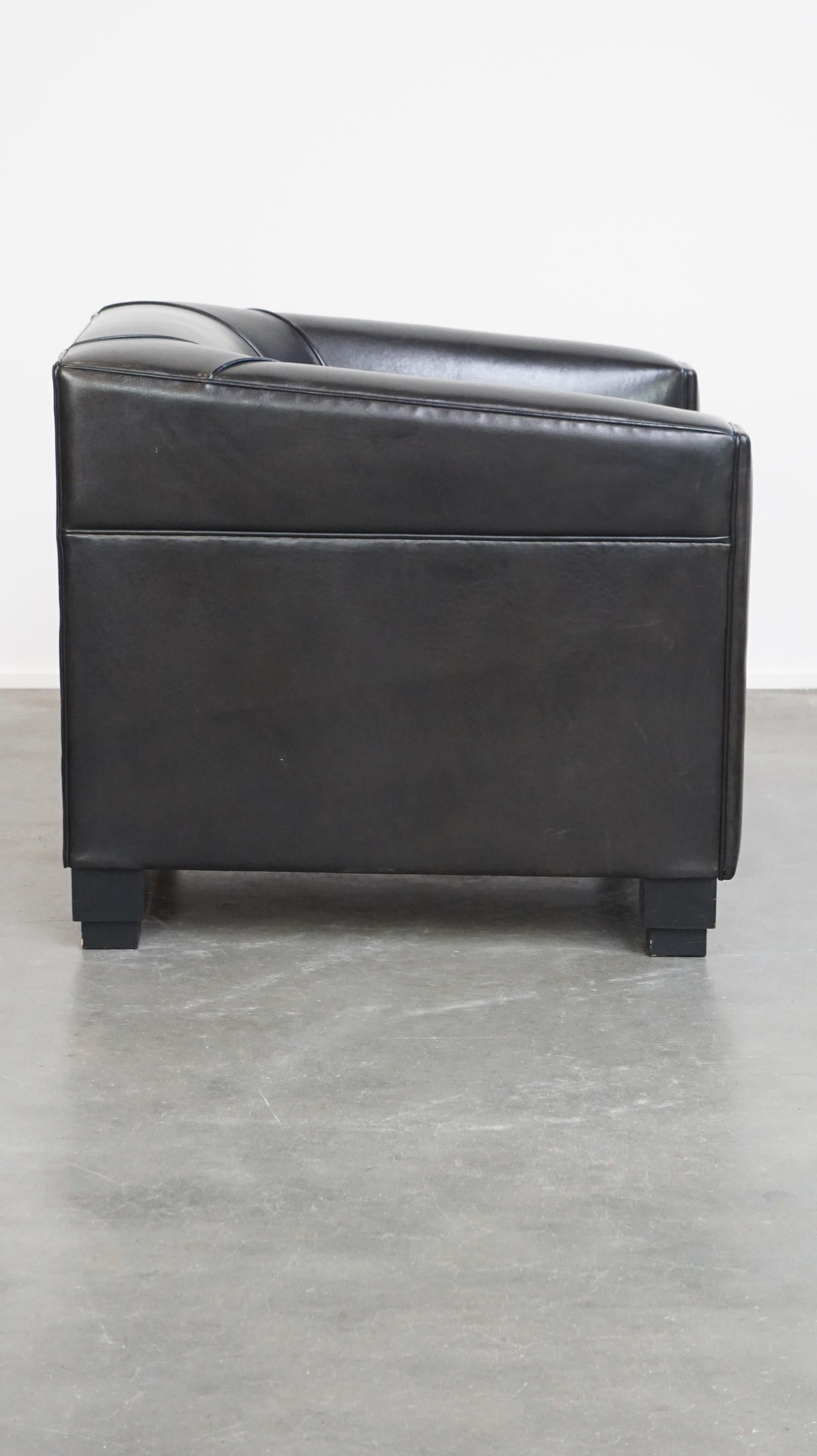 Fatto a mano Comodissima poltrona nera dal design Art Déco, realizzata in pelle di pecora in vendita