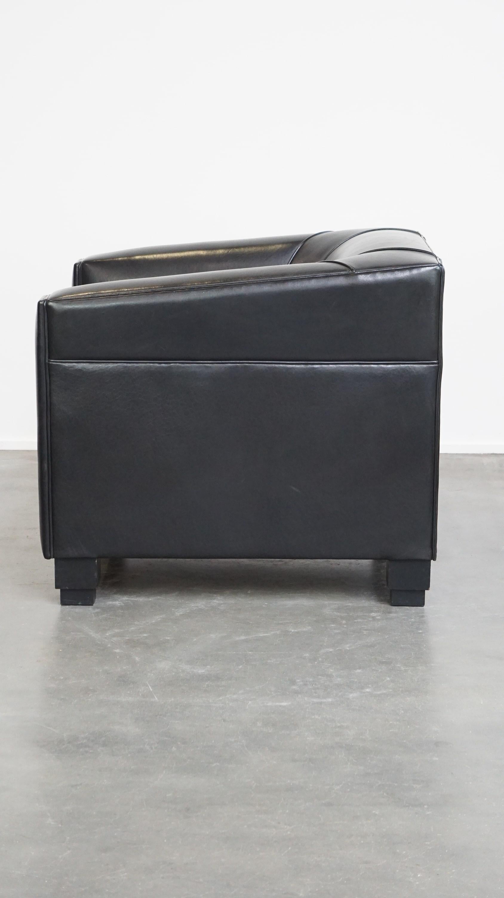 XX secolo Comodissima poltrona nera dal design Art Déco, realizzata in pelle di pecora in vendita