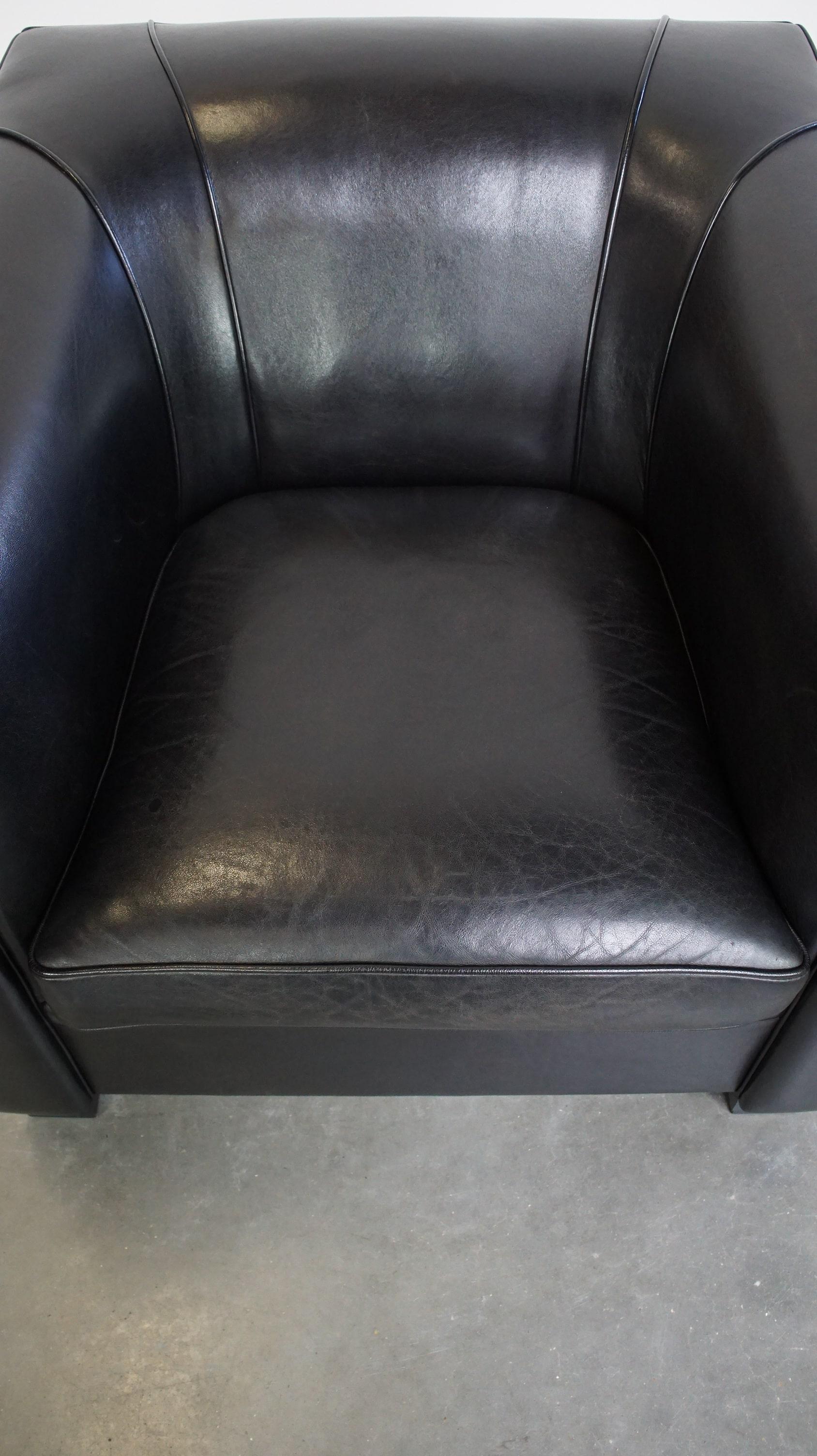 Montone Comodissima poltrona nera dal design Art Déco, realizzata in pelle di pecora in vendita