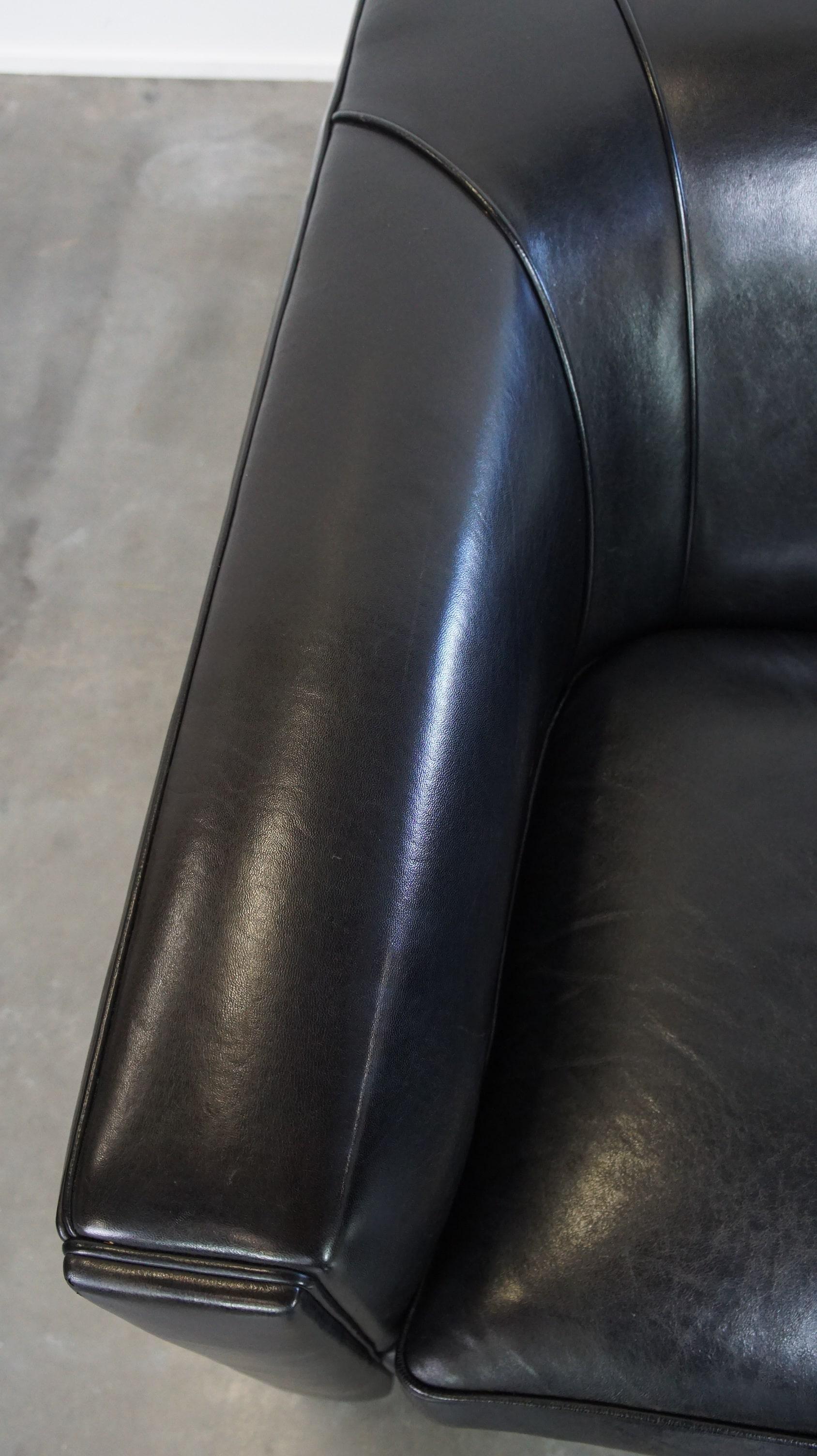 Comodissima poltrona nera dal design Art Déco, realizzata in pelle di pecora in vendita 1