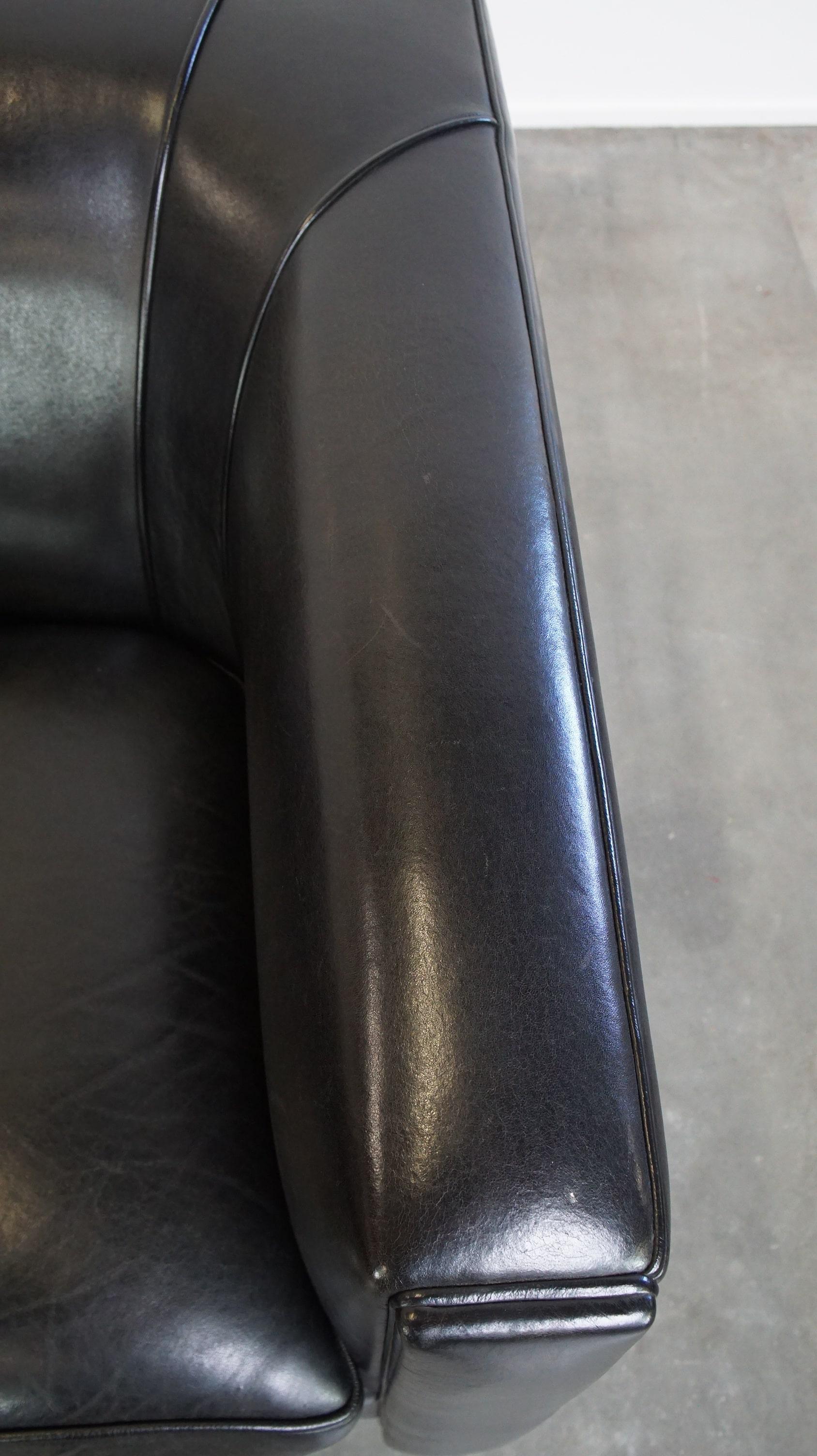 Comodissima poltrona nera dal design Art Déco, realizzata in pelle di pecora in vendita 2