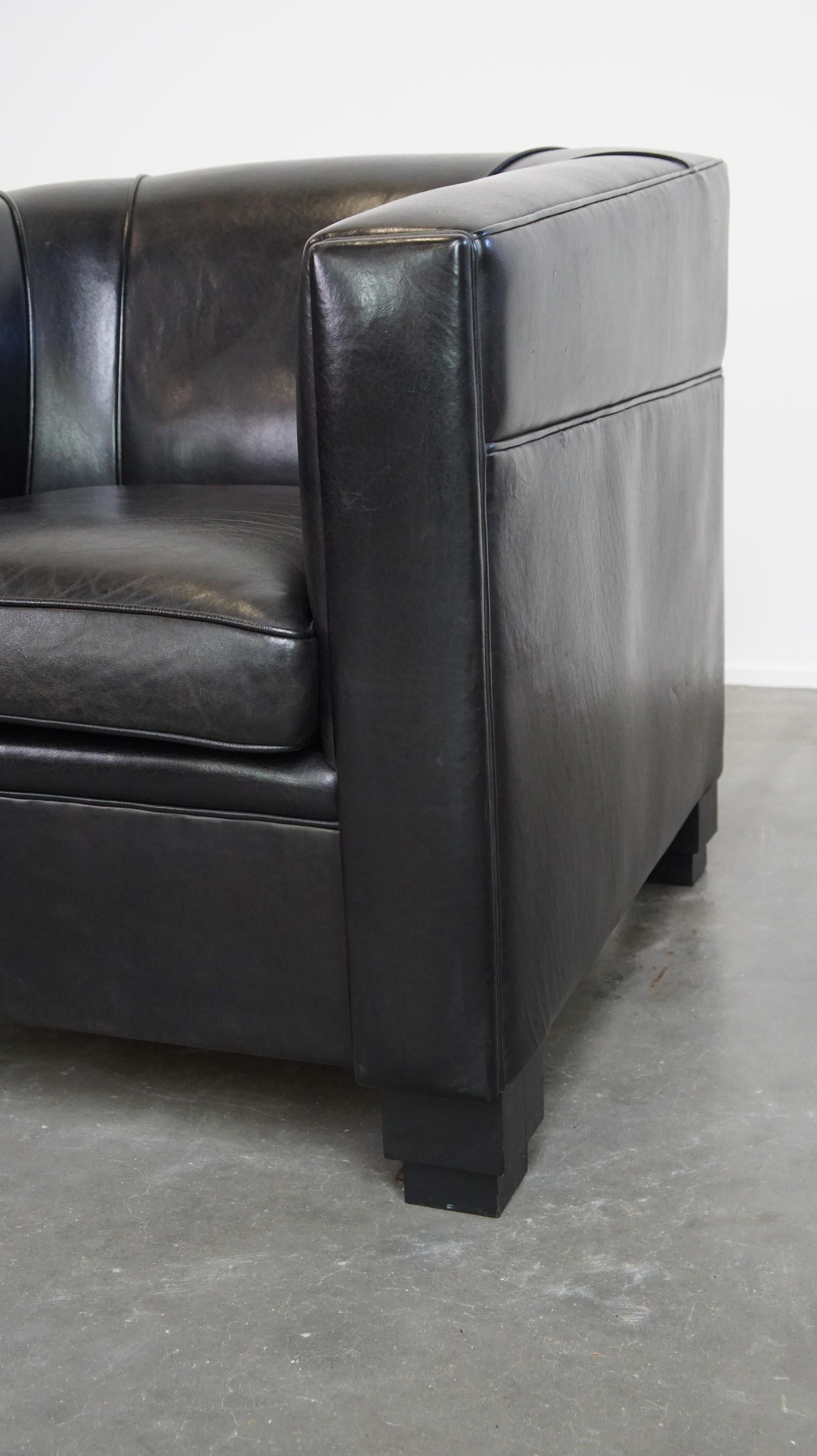 Comodissima poltrona nera dal design Art Déco, realizzata in pelle di pecora in vendita 3