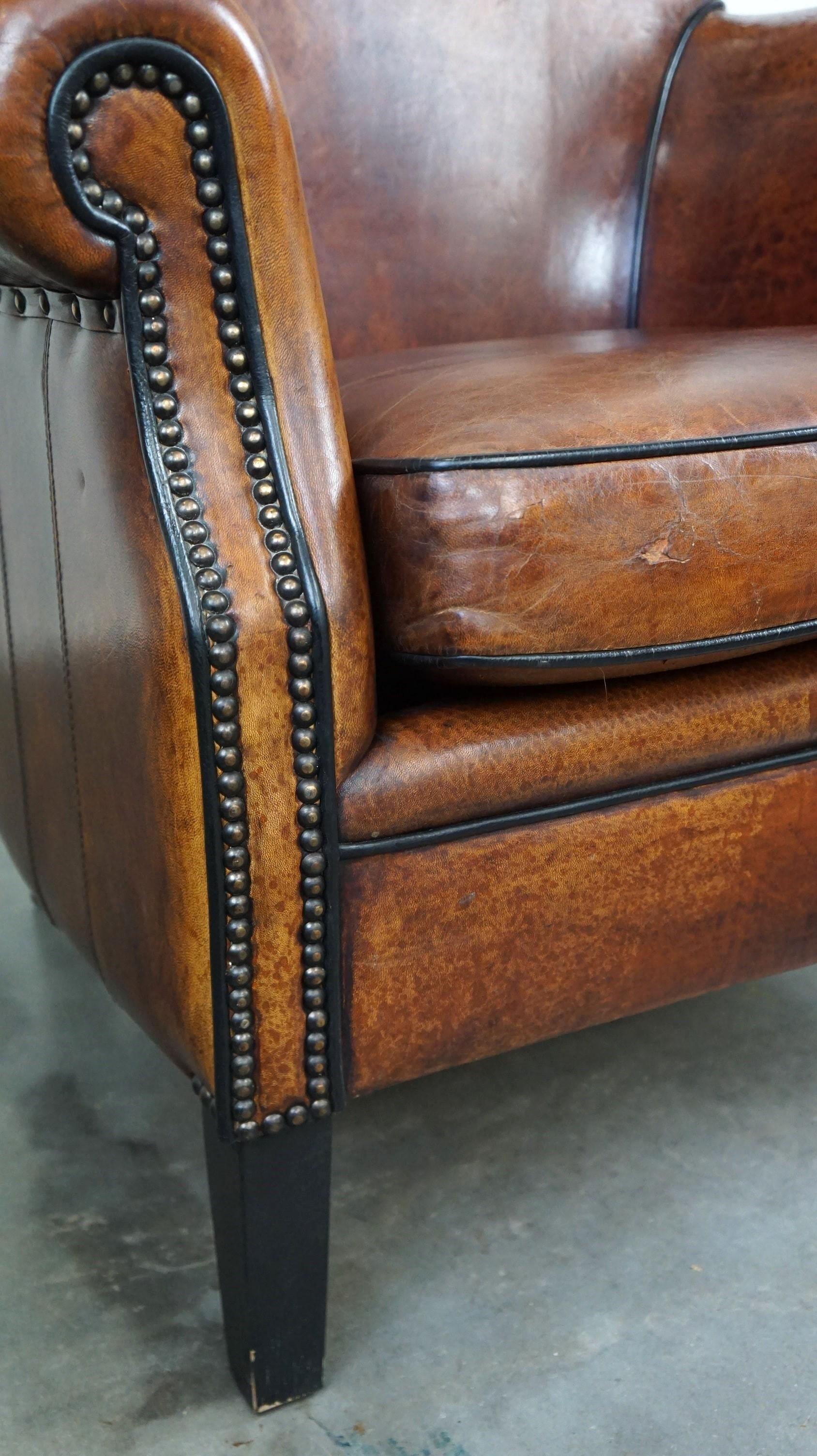 Very comfortable classic sheepskin leather armchair with beautiful warm colors For Sale 3