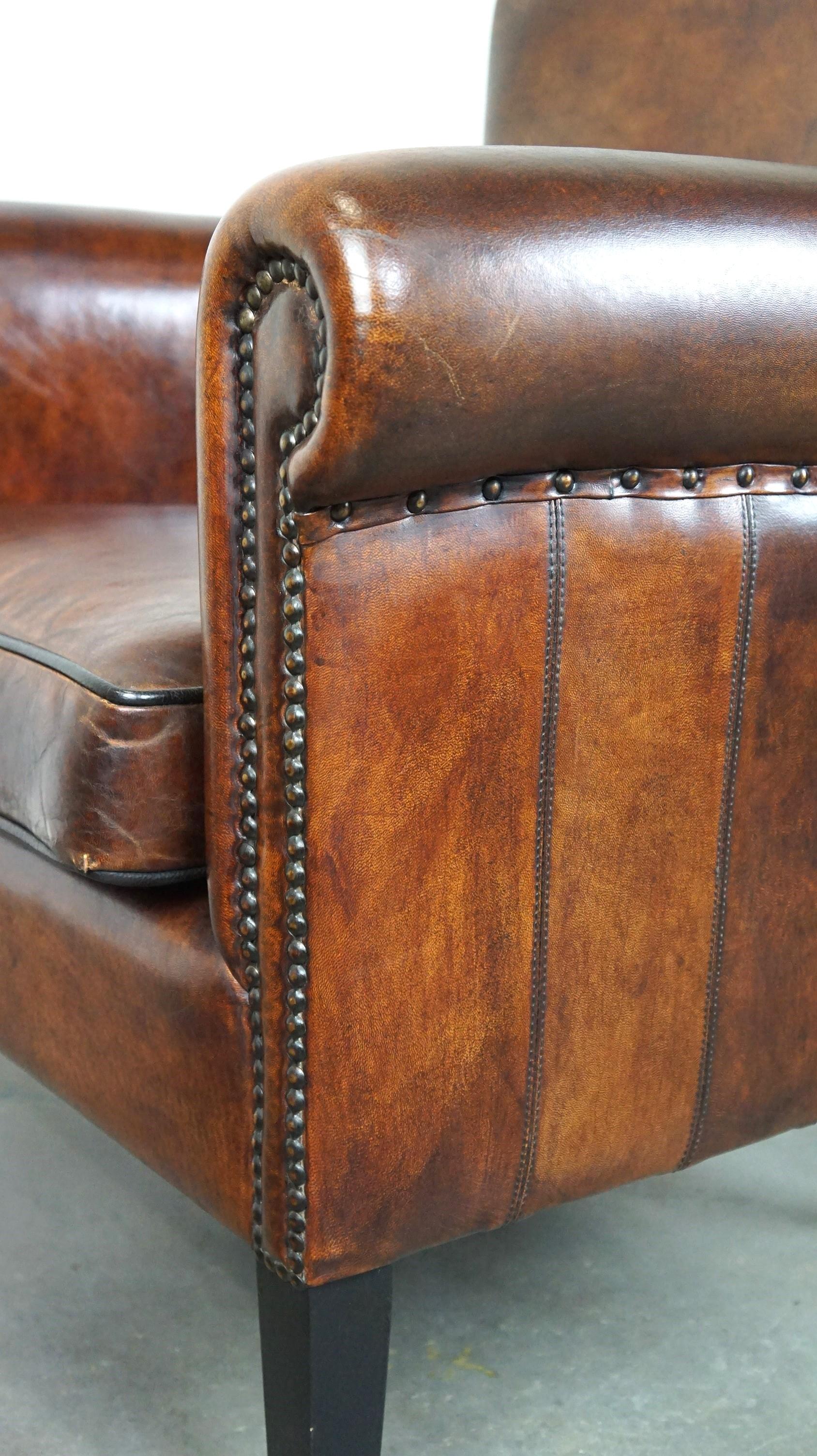 Very comfortable classic sheepskin leather armchair with beautiful warm colors For Sale 4