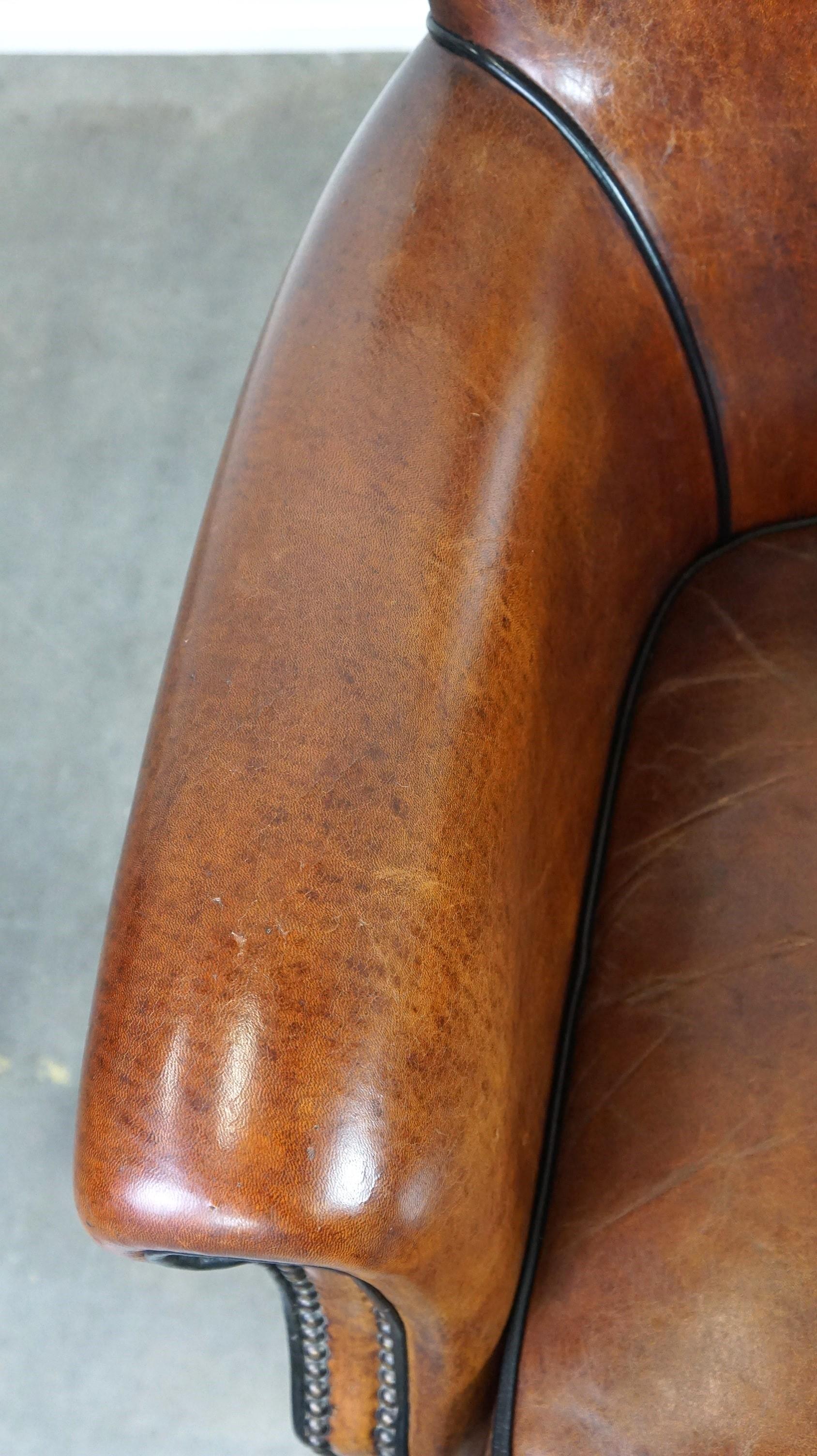 Very comfortable classic sheepskin leather armchair with beautiful warm colors For Sale 1