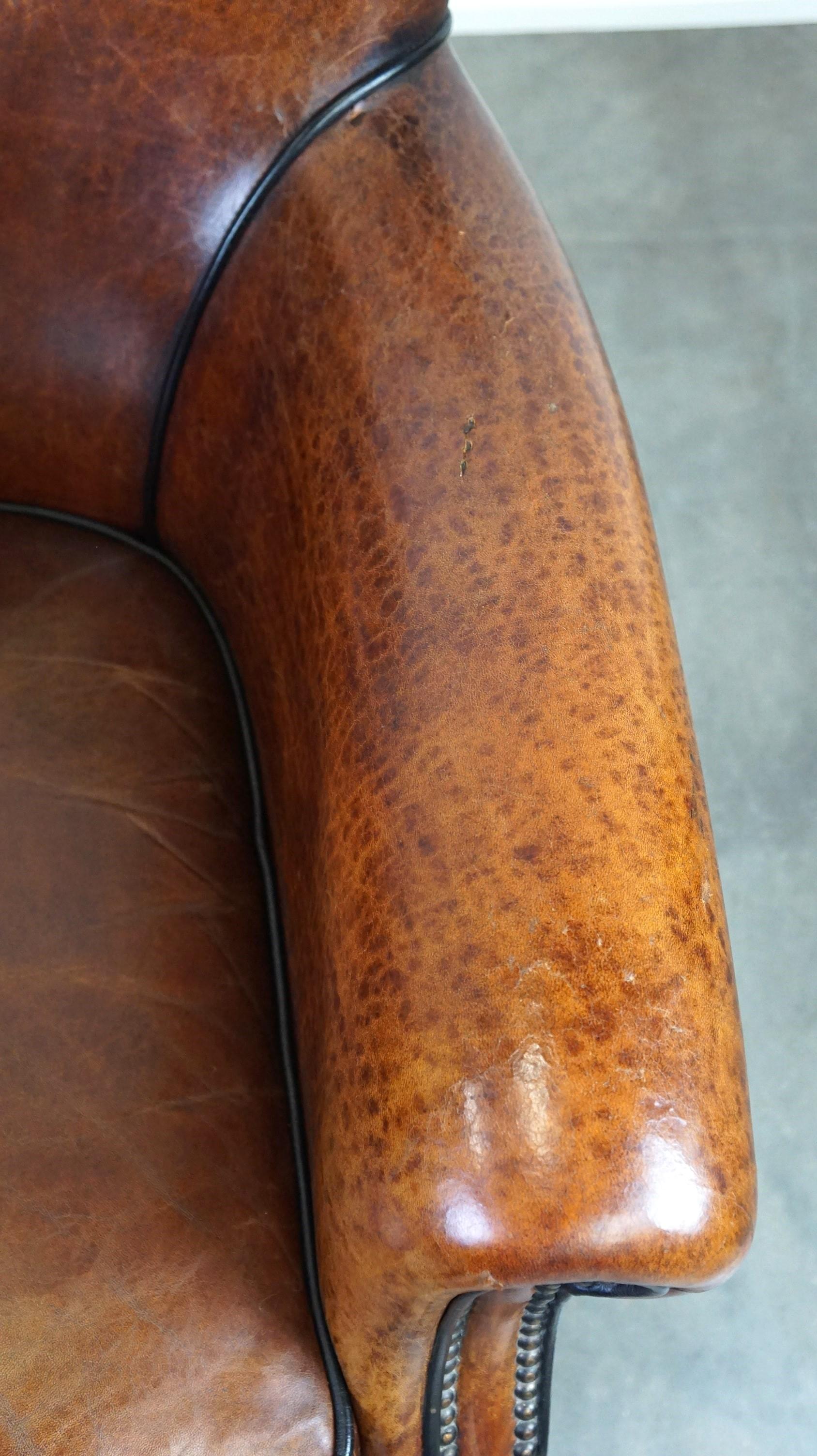 Very comfortable classic sheepskin leather armchair with beautiful warm colors For Sale 2