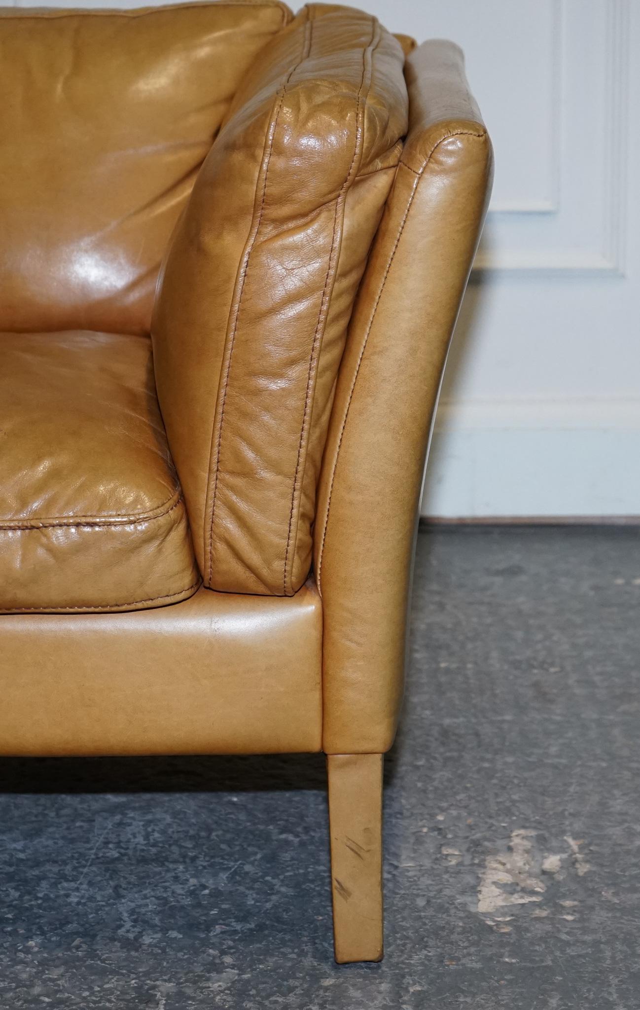 VERY COMFORTABLE CONTEMPORARY HALO GROUCHO BROWn TAN LEATHER TWO TO THREE SOFA In Good Condition In Pulborough, GB