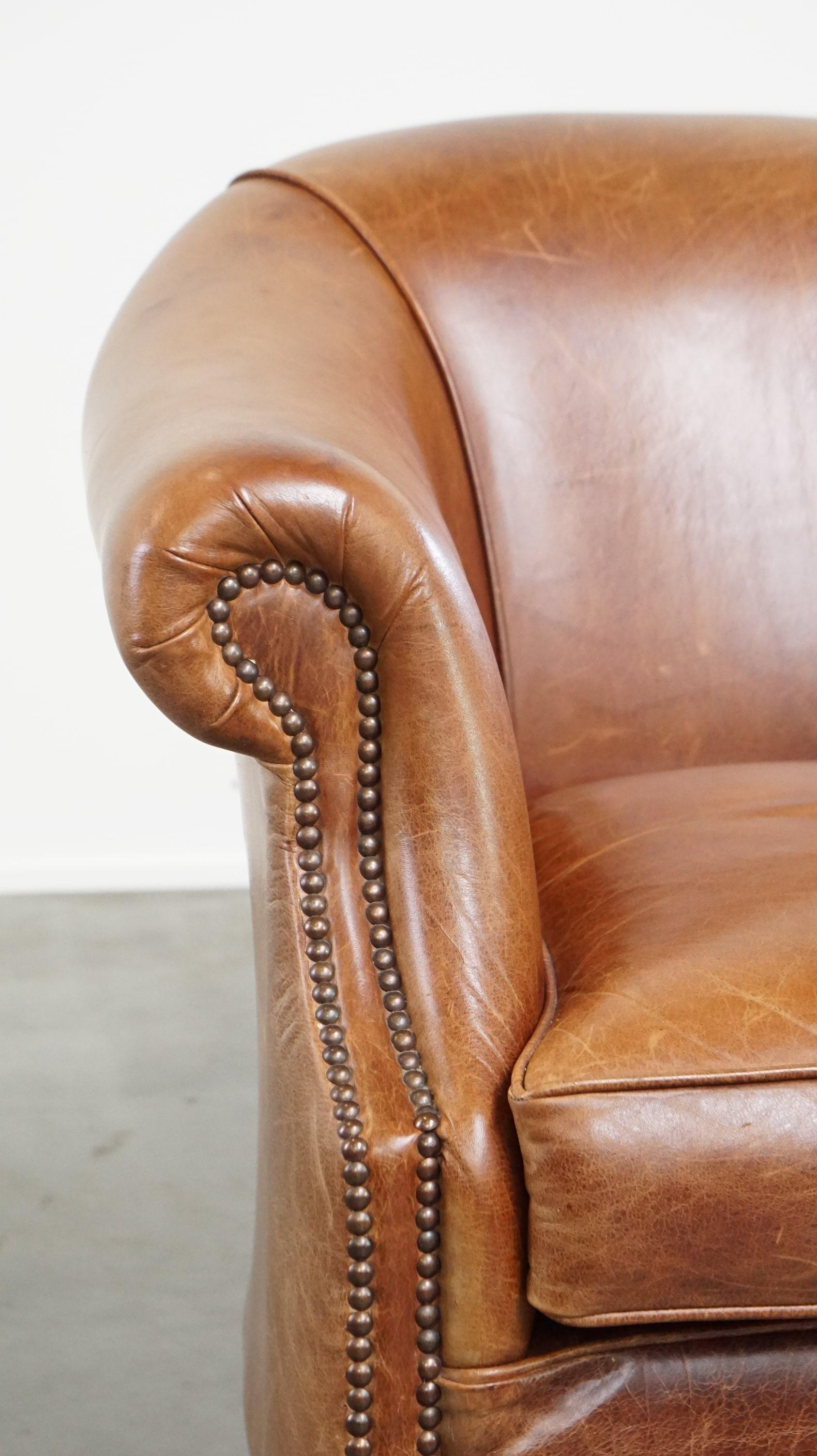 Very comfortable, elegant leather club armchair with a removable seat cushion For Sale 5