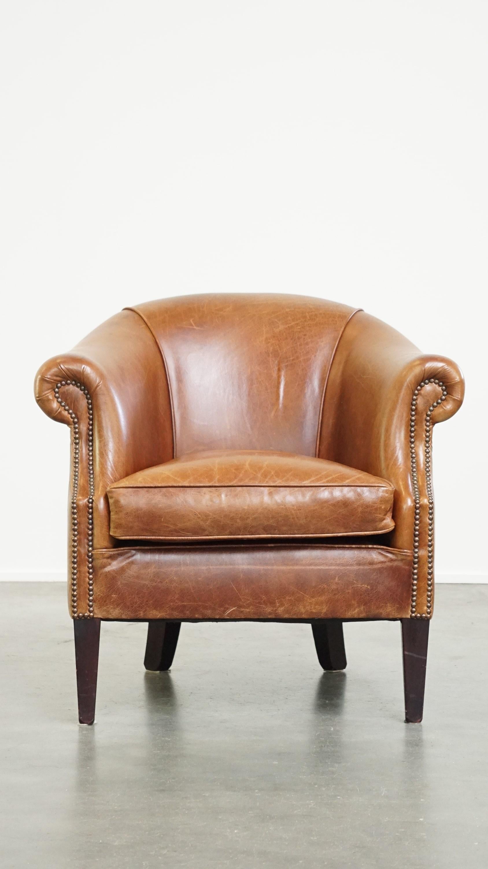 This fantastic leather club armchair, with its timeless design and appearance, fits easily into both classic and modern interiors. We believe it truly deserves a place in your home! It features a removable seat cushion, is neatly finished with