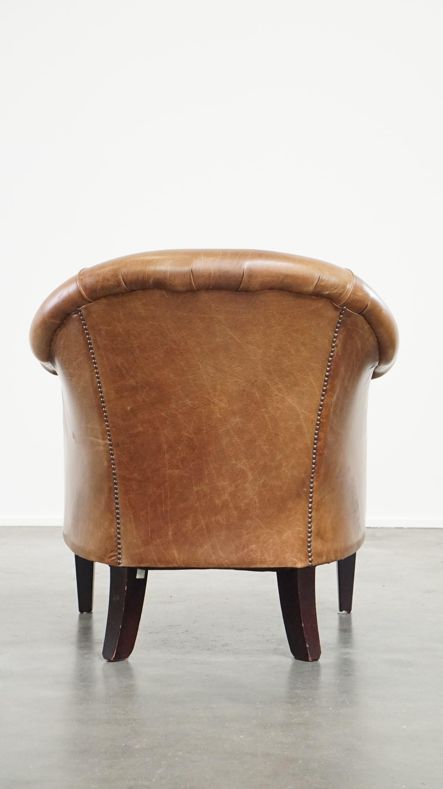 Very comfortable, elegant leather club armchair with a removable seat cushion In Good Condition For Sale In Harderwijk, NL