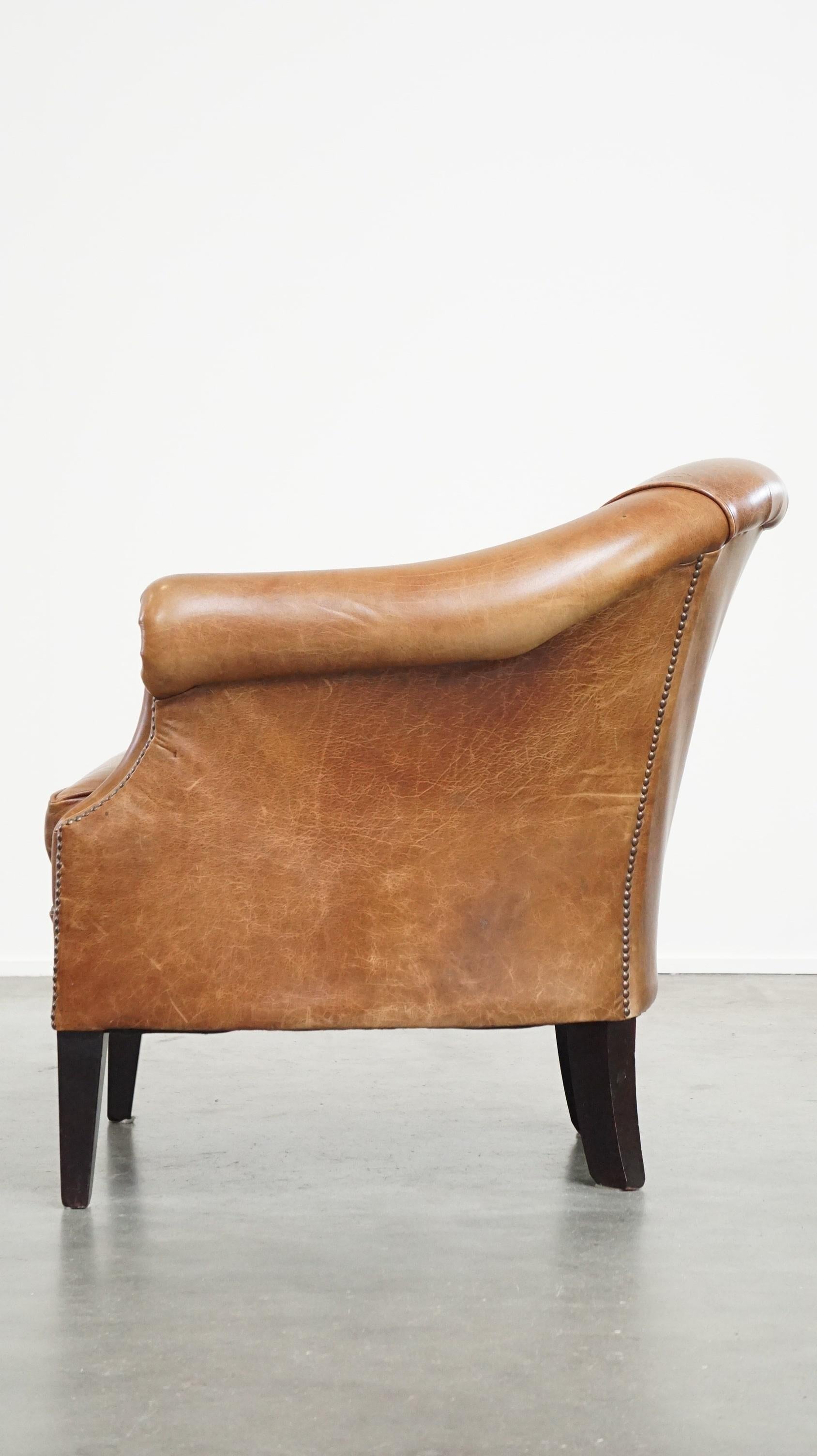 20th Century Very comfortable, elegant leather club armchair with a removable seat cushion For Sale