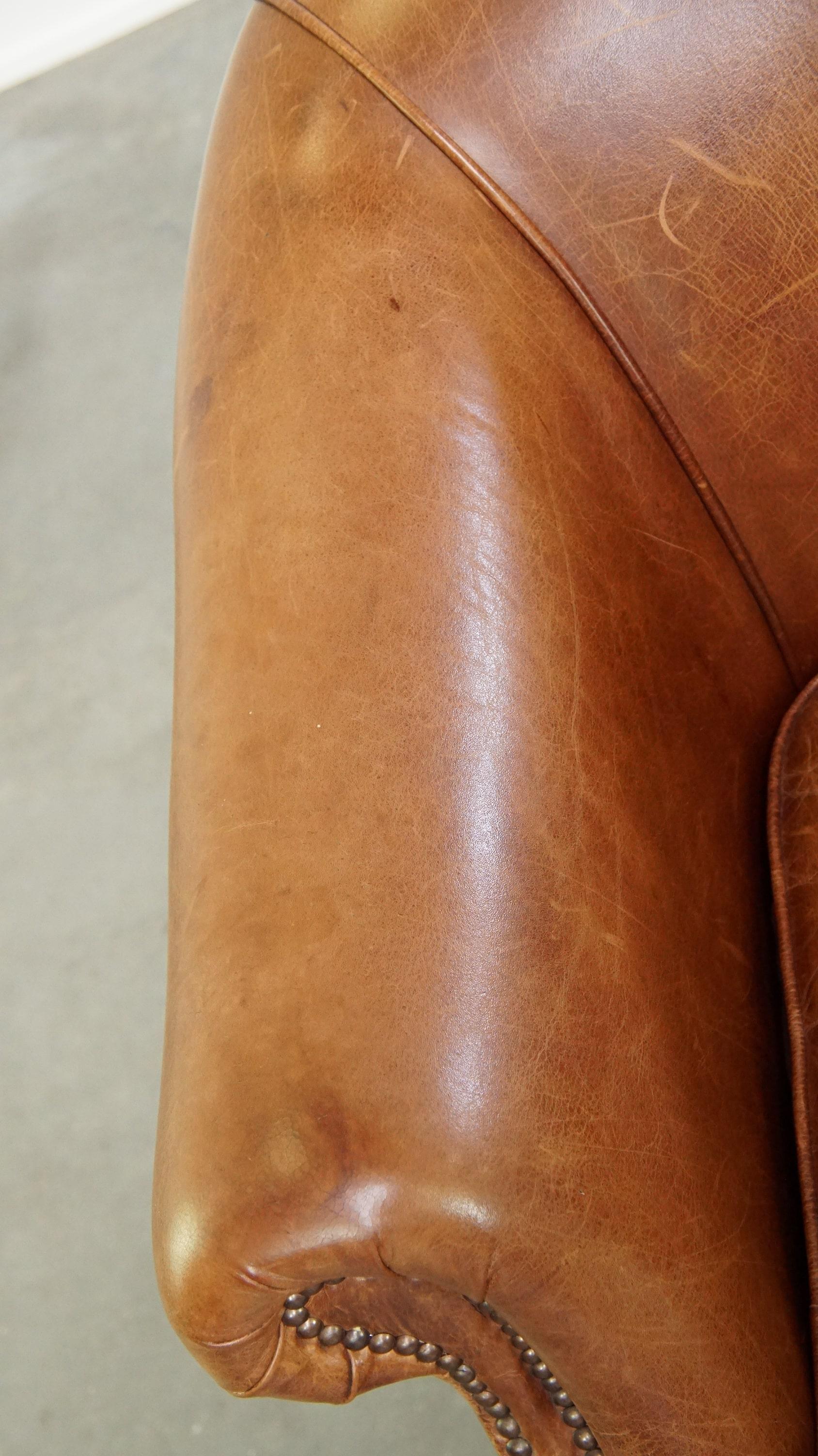 Very comfortable, elegant leather club armchair with a removable seat cushion For Sale 1