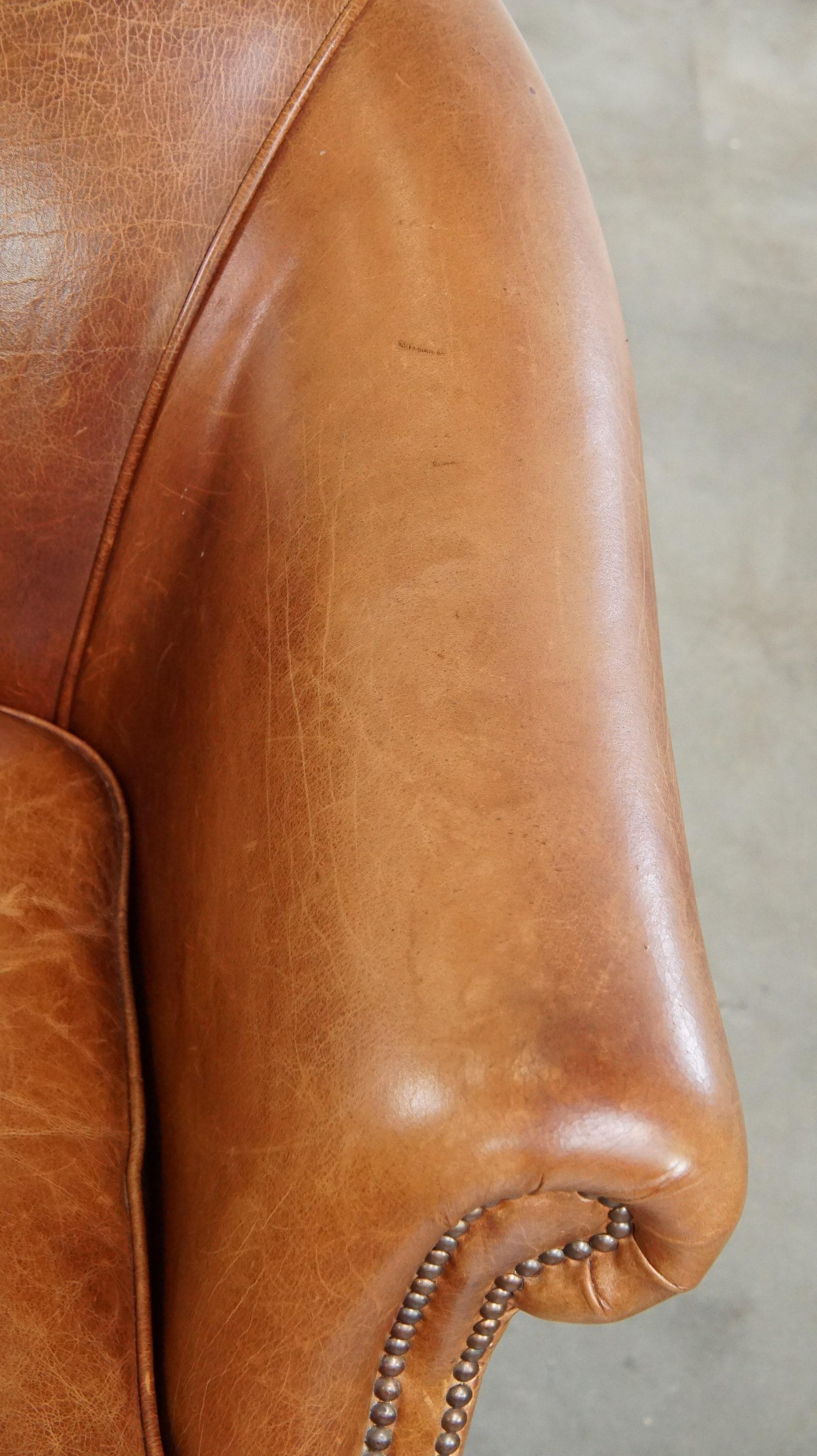 Very comfortable, elegant leather club armchair with a removable seat cushion For Sale 2