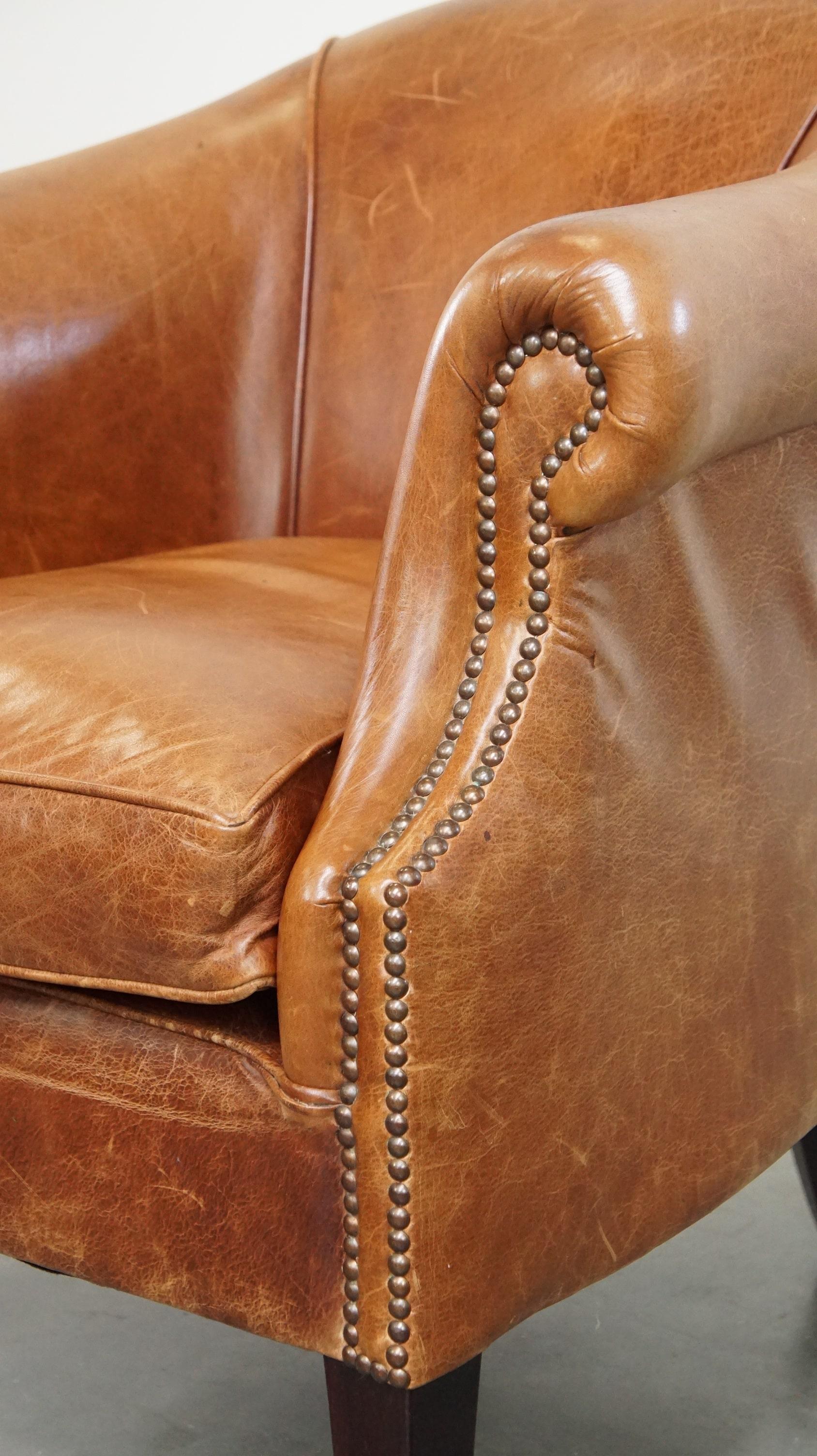 Very comfortable, elegant leather club armchair with a removable seat cushion For Sale 3