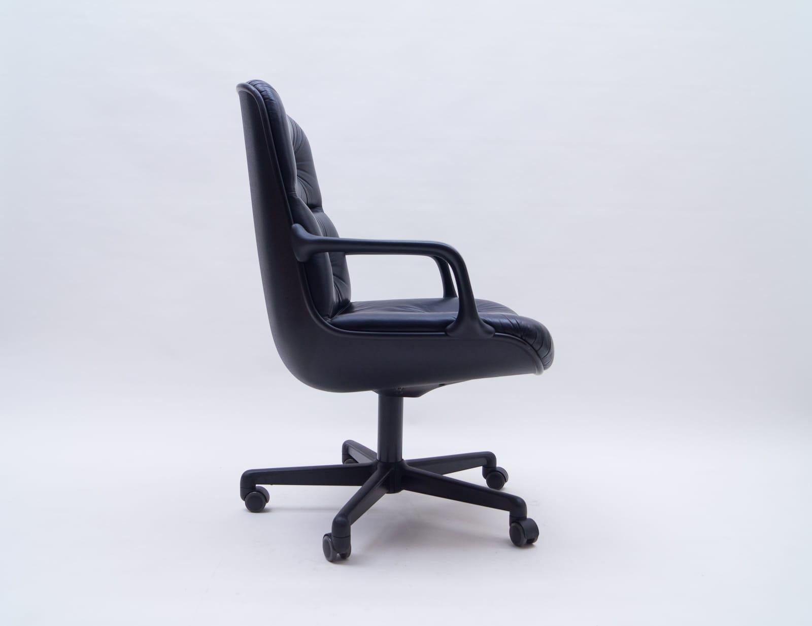 12 Stühle verfügbar.

Sehr bequeme und elegante Schreibtischstühle von Comforto. Entwurf von Charles Pollock. Der Klassiker schlechthin.

Maße: Sitzhöhe 46cm, Sitzbreite 58cm, Sitztiefe 51cm.

