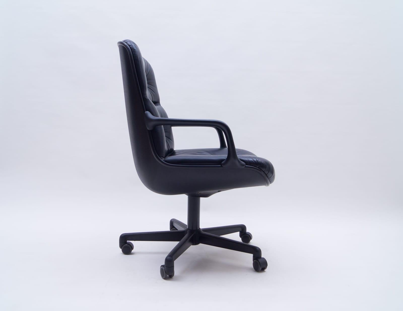 12 sedie disponibili.

Sedie da scrivania Comforto molto comode ed eleganti. Design di Charles Pollock. Il classico per eccellenza.

Misure: Altezza seduta 46 cm, larghezza seduta 58 cm, profondità seduta 51 cm.

