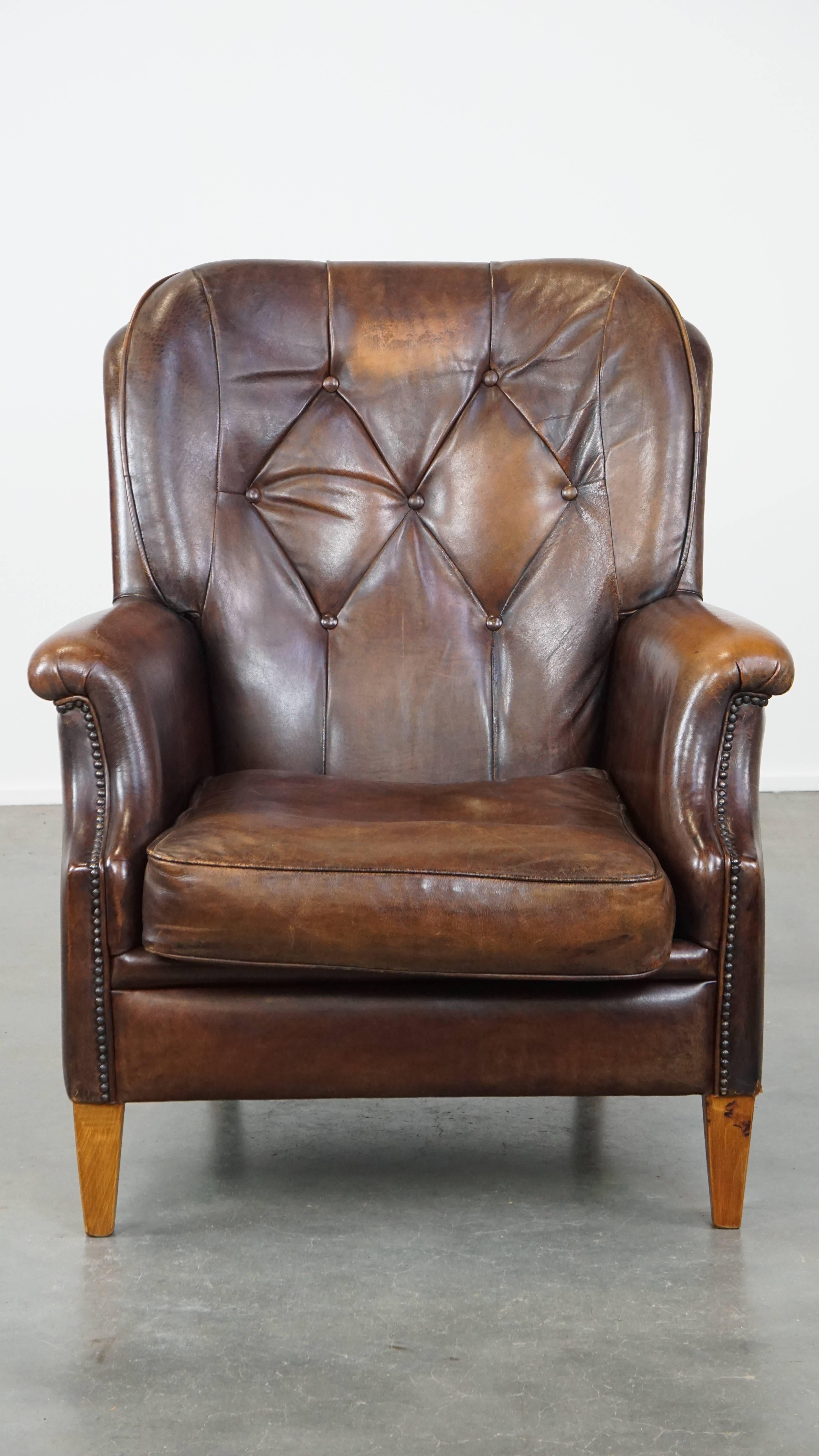 For those who want to relax in classic charm and comfort, this sheepskin leather armchair is the perfect addition. Its stunning dark warm color and buttoned backrest give it the beloved and timeless English furniture style.

This armchair features a