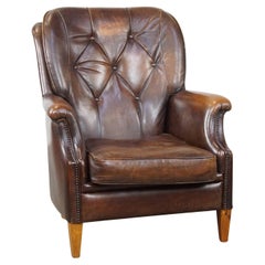 Sillón de piel de oveja muy cómodo en un bonito color cálido oscuro