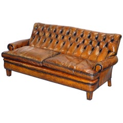 Très confortable canapé victorien restauré Howard & style fils en cuir brun vieilli