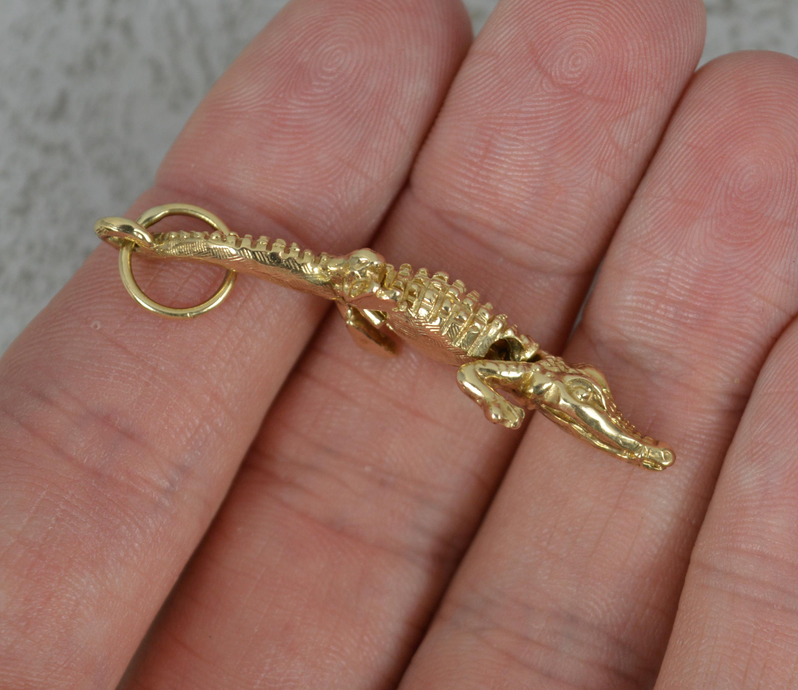 Very Cool Articulated 9 Carat Yellow Gold Crocodile Alligator Pendant In Excellent Condition In St Helens, GB