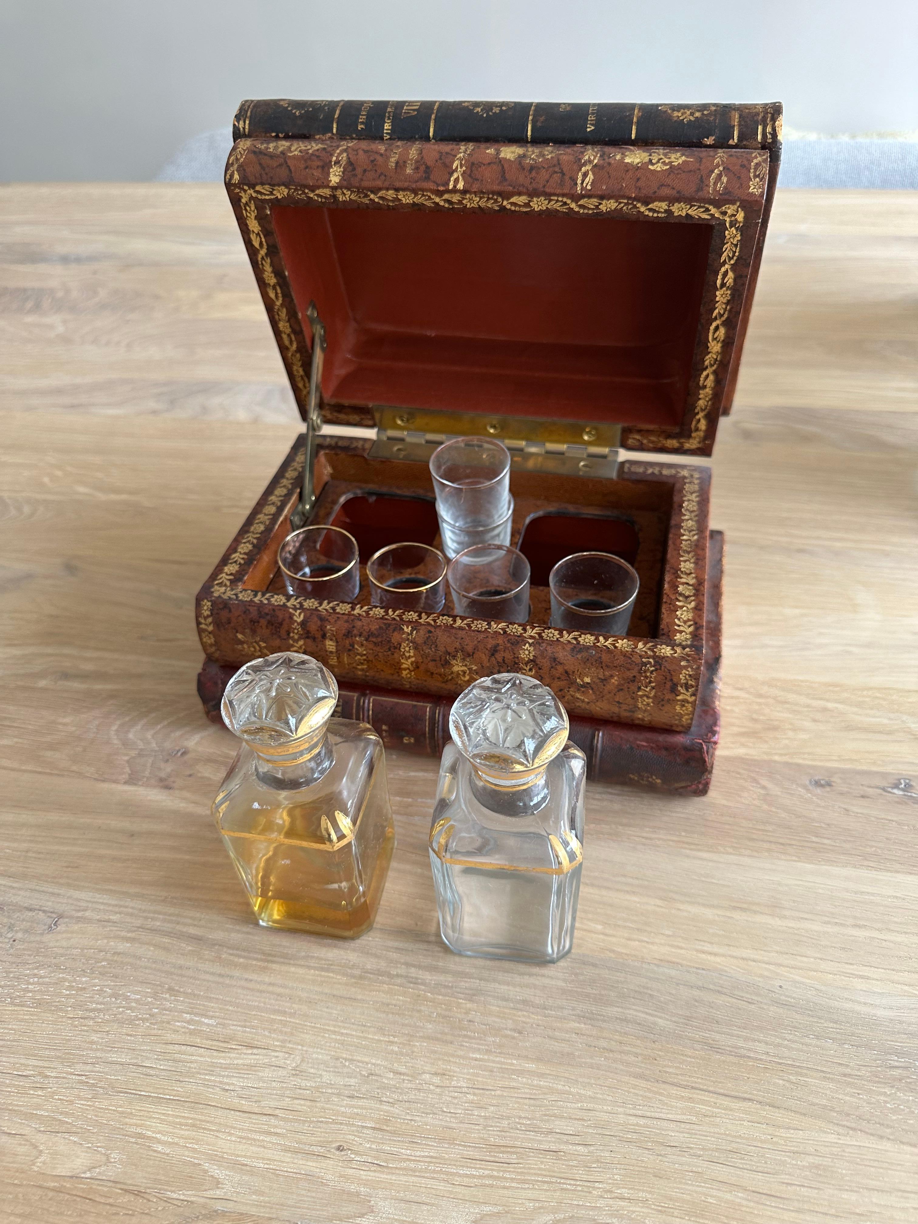 Muy chula pila francesa de libros de cuero de principios de 1900 Caja de licores / bebidas Tantalus en venta 5