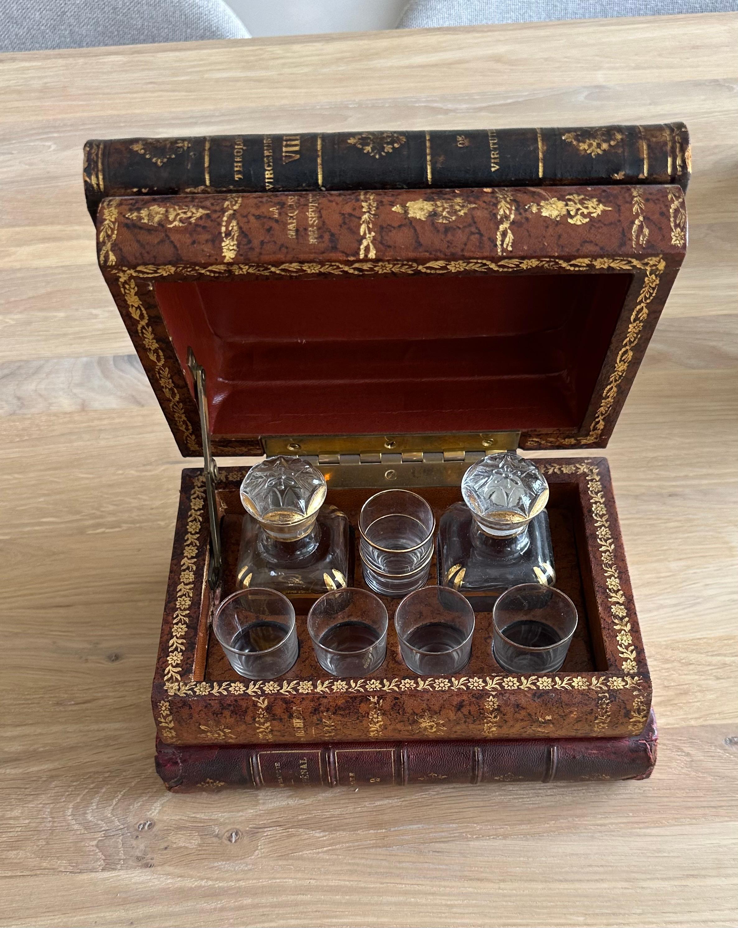 Muy chula pila francesa de libros de cuero de principios de 1900 Caja de licores / bebidas Tantalus en venta 6