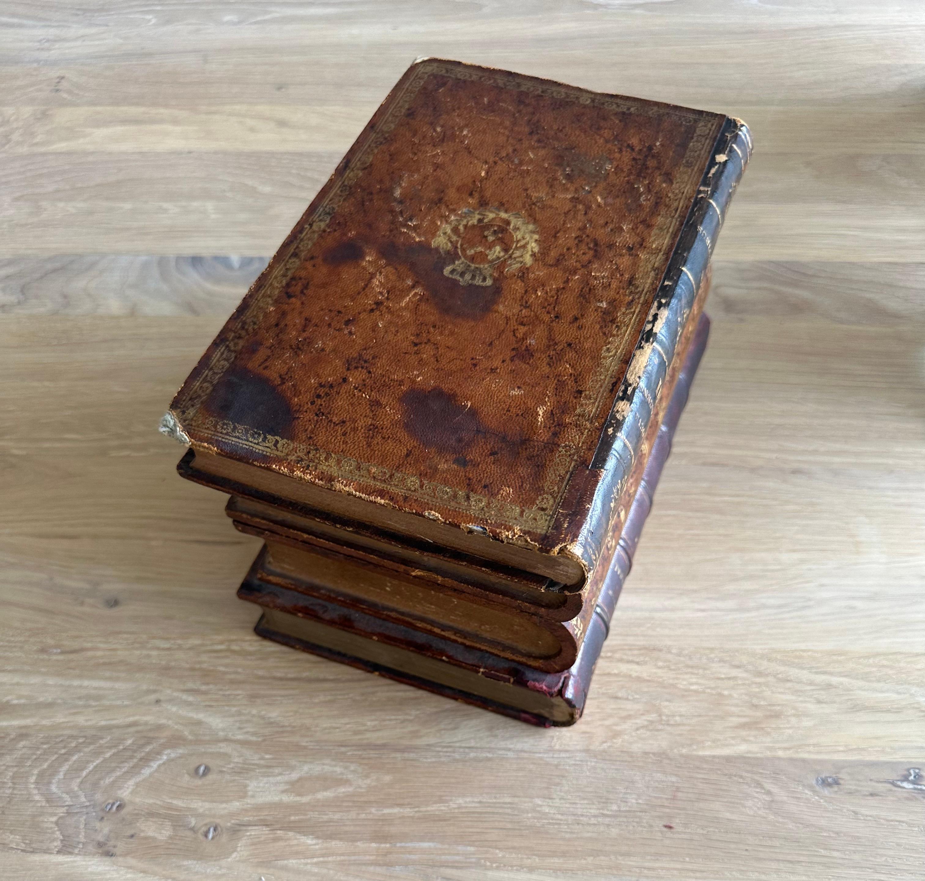 Muy chula pila francesa de libros de cuero de principios de 1900 Caja de licores / bebidas Tantalus en venta 10