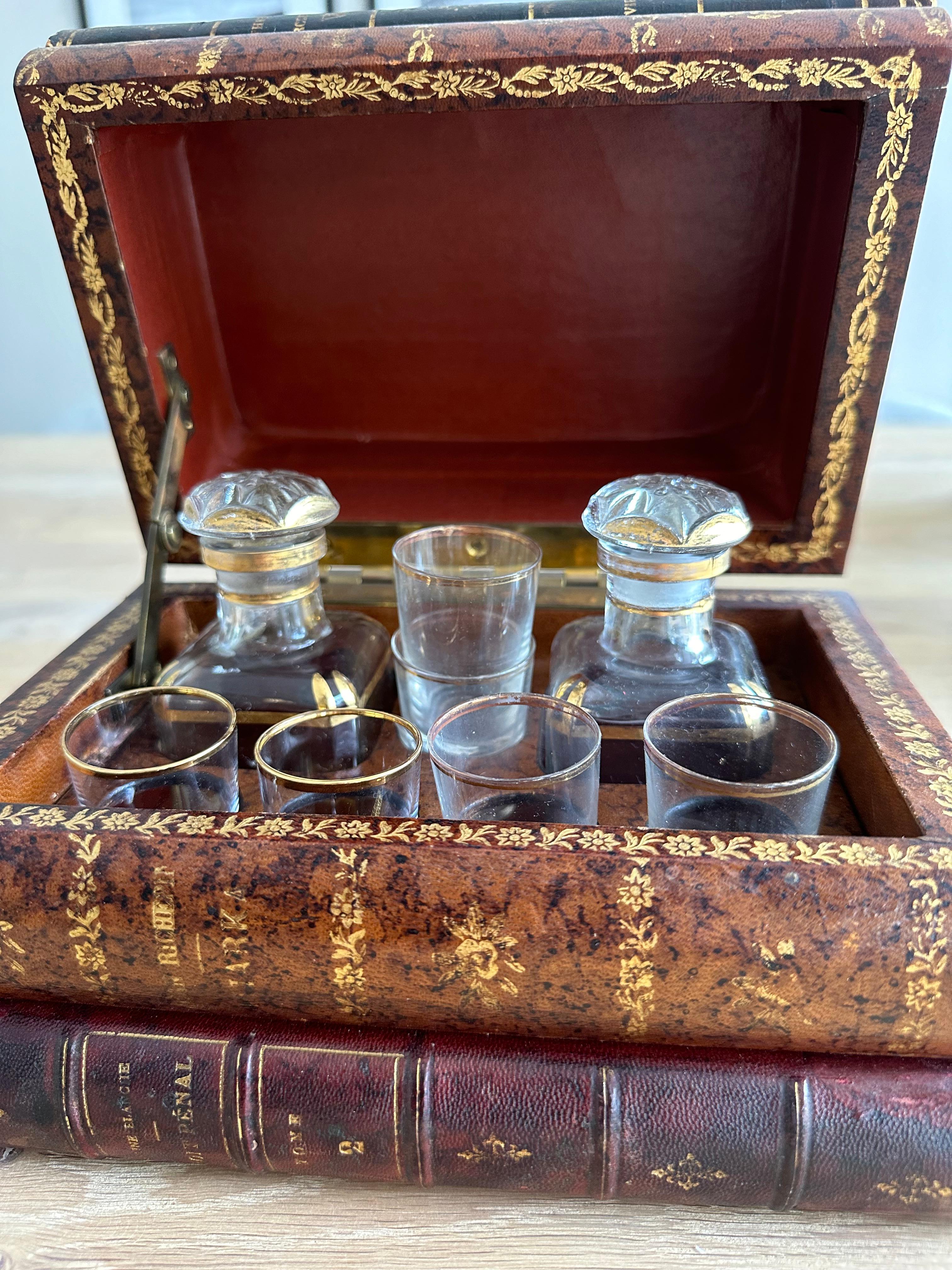 Muy chula pila francesa de libros de cuero de principios de 1900 Caja de licores / bebidas Tantalus en venta 1